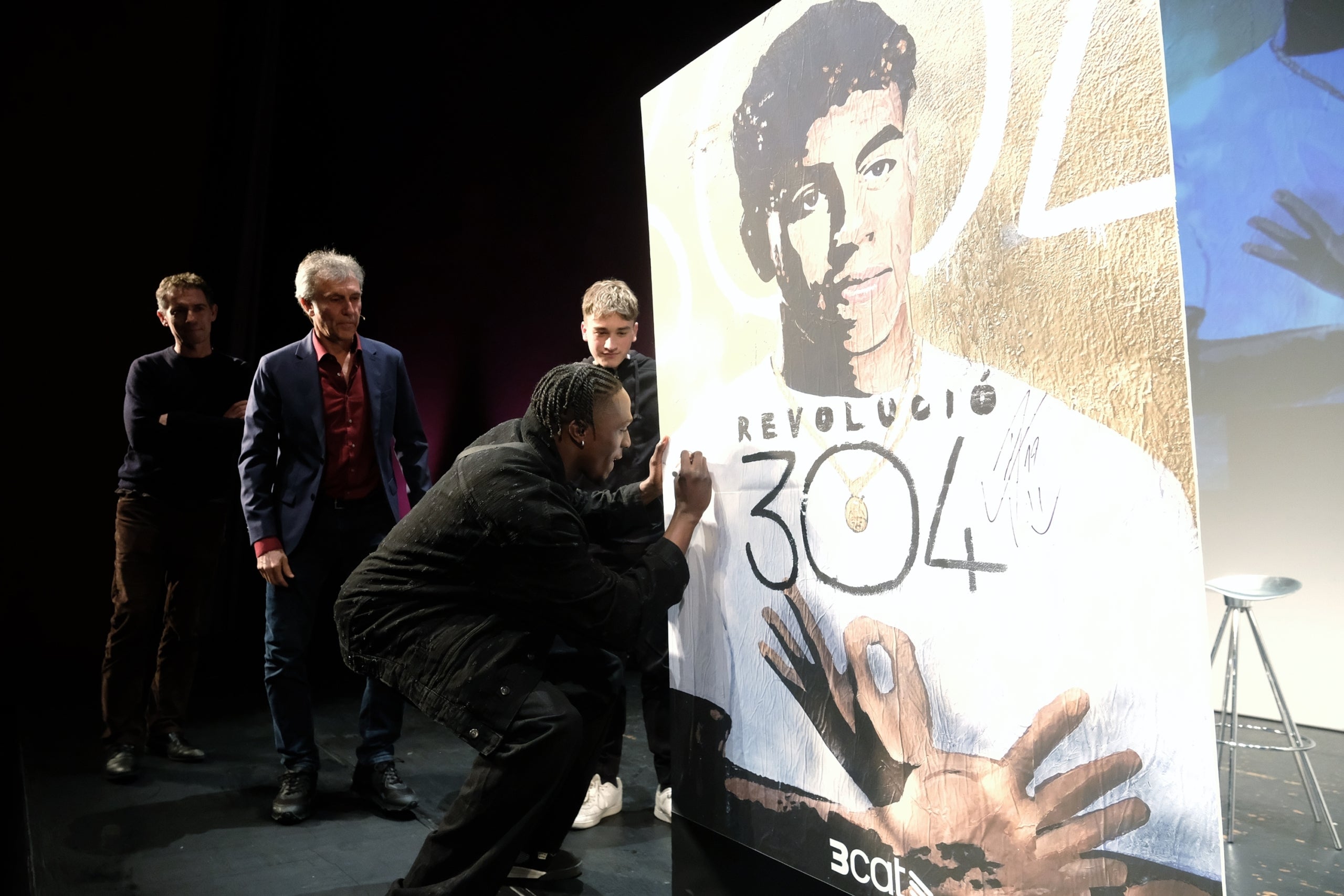 Els protagonistes signen el cartell del documental Revolució 304 en la preestrena a Mataró | Andreu Puig - 3Cat
