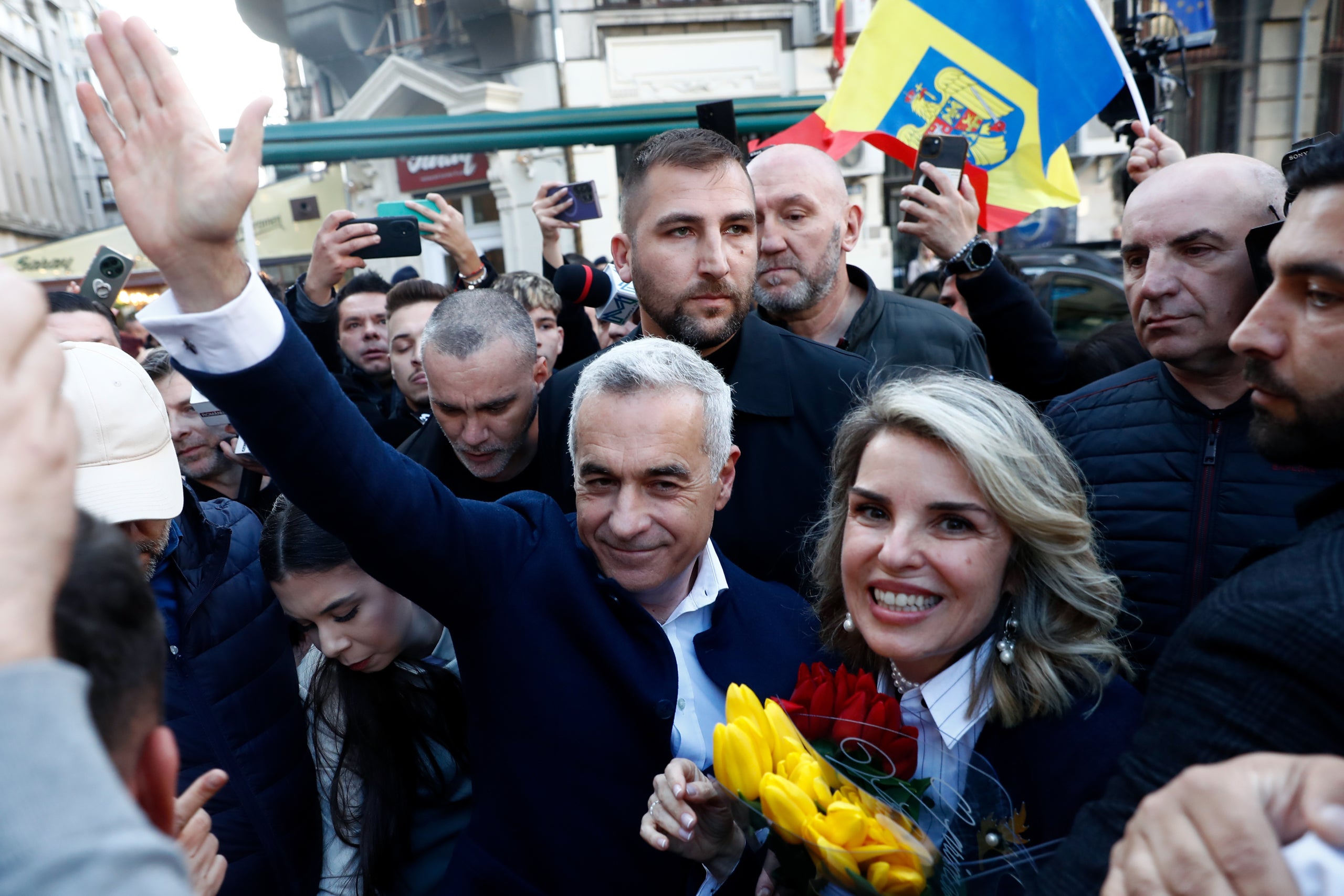Georgescu saluda als seus seguidors després de registrar la seva candidatur a l'Oficina Electoral Central, el 7 de març / Europa Press / Contacto / Cristian Cristel