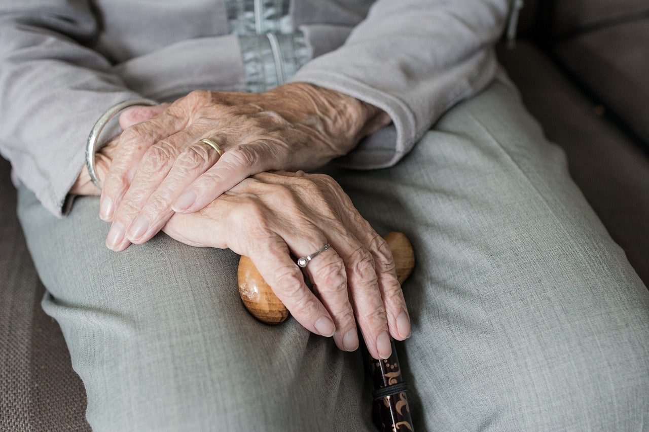 Les mans d'una dona vella. A Catalunya hi ha un 20% més de persones de més de 65 anys que va dues dècades / Foto: Pixabay