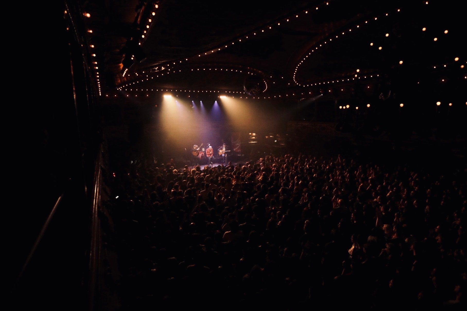 La sala La Paloma de Barcelona, plena a vessar durant el concert d'Els Pets | Ester Mune