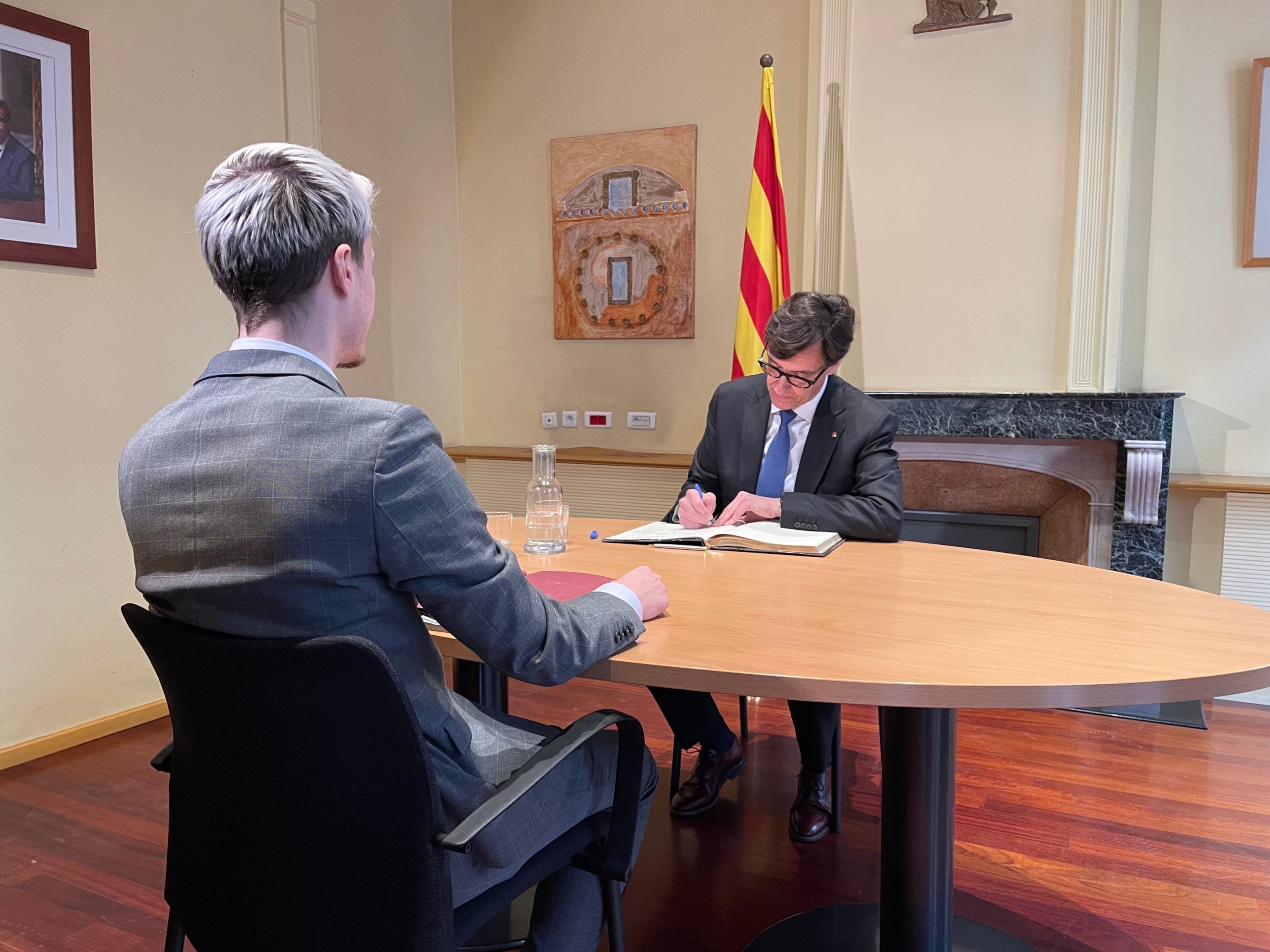 El president Salvador Illa signa a la casa de la Generalitat a Perpinyà/Quico Sallés