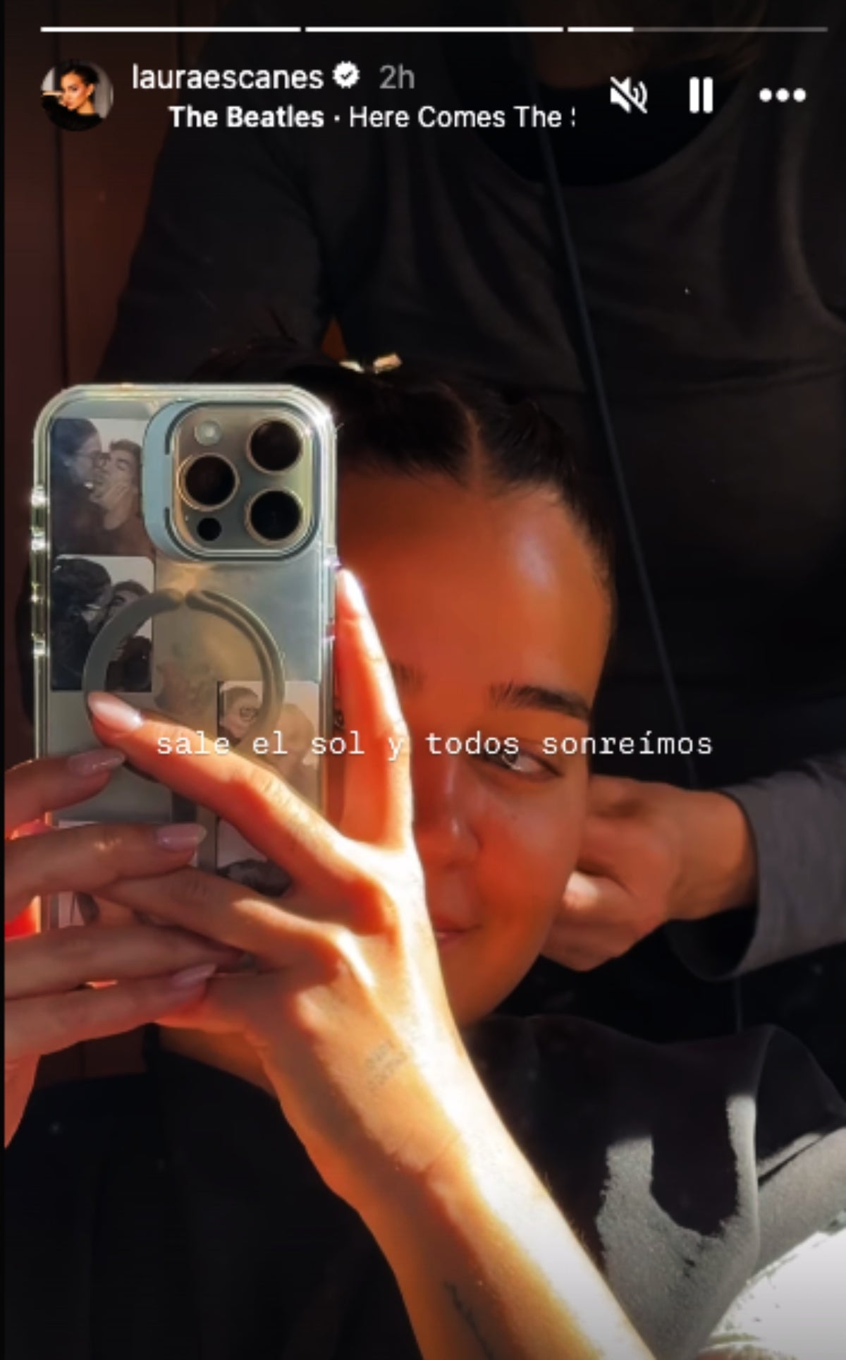 La fotografia de Laura Escanes i Joan Verdú en la funda transparent del seu mòbil | Instagram