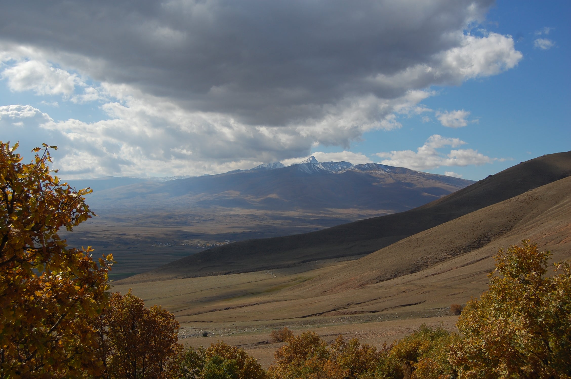 Vista de Aragáts en Armenia / De Felix Khachatrian 