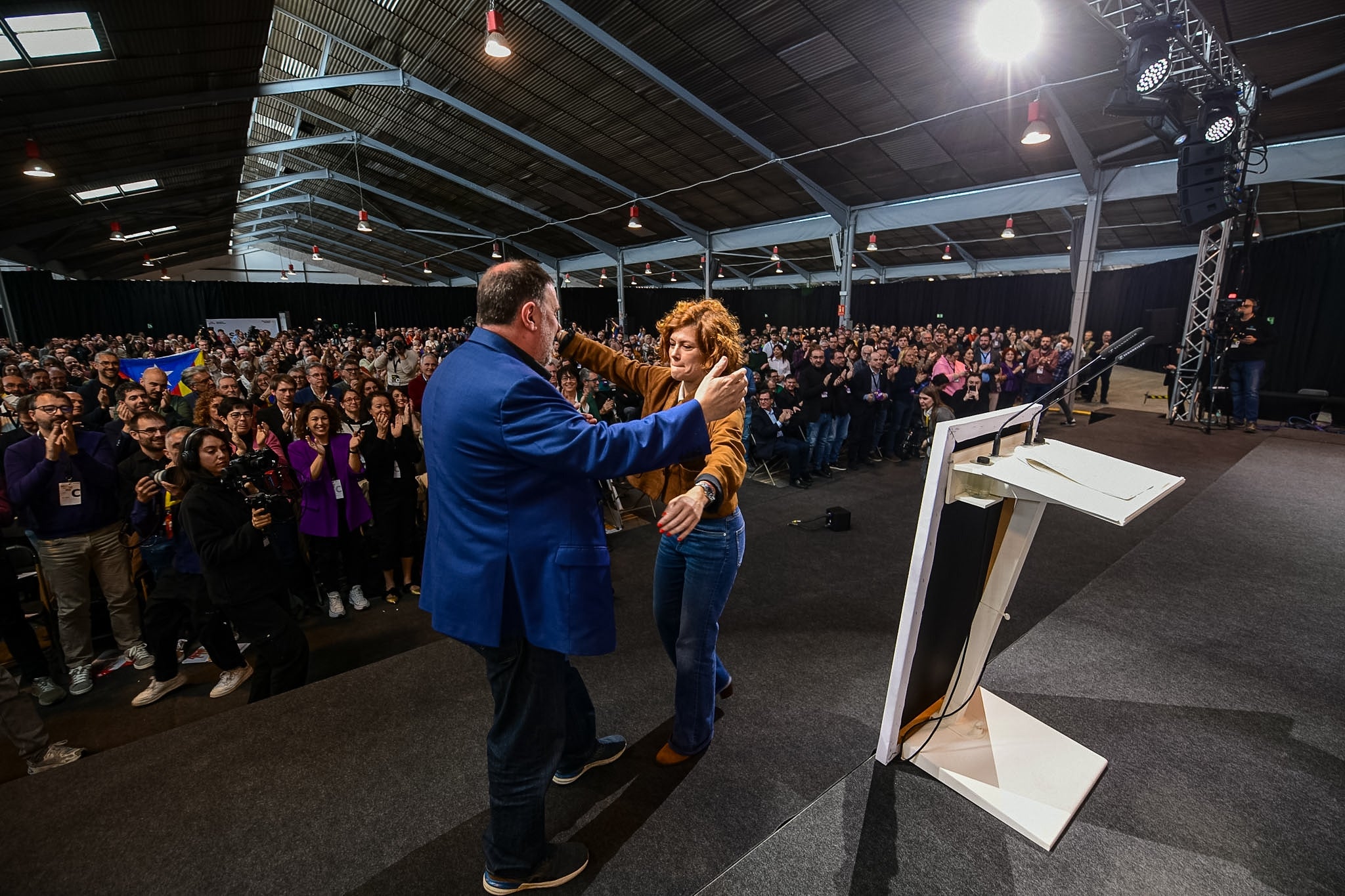 Oriol Junqueras se abraza con Elisenda Alamany/Marc Puig