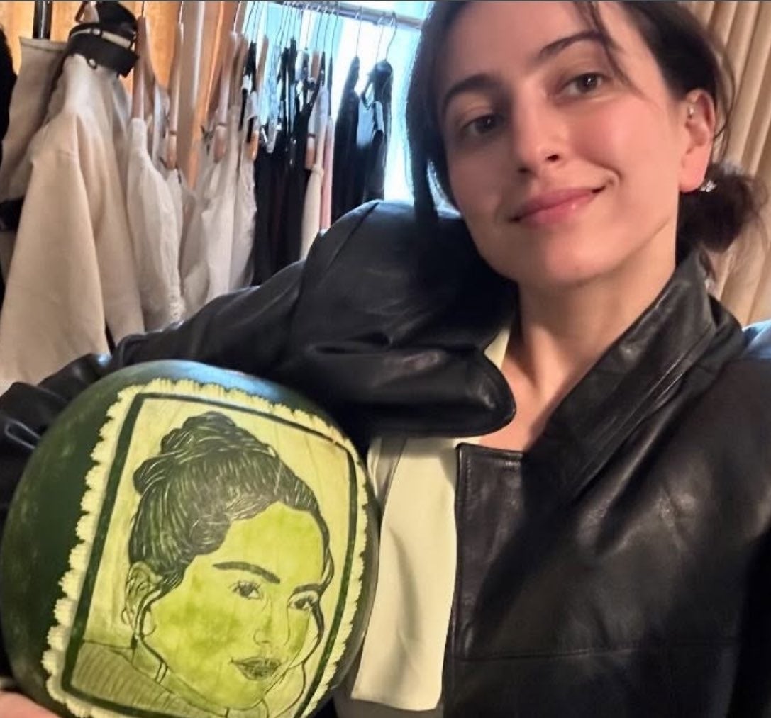 Pili, la germana de Rosalía, amb una síndria amb el retrat de l'artista | Instagram