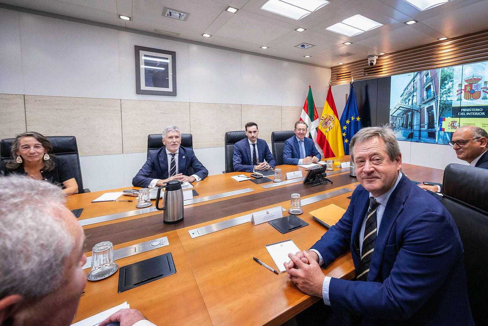 Bigen Zupiria, conseller de Seguretat basc, i Fernando Grande Marlaska, en la Junta de Seguretat del 24 de juliol de 2017, quan es van transferir la possibilitat que l'Ertzaintza actuï a Ports i Aeroports/Ertzaintza