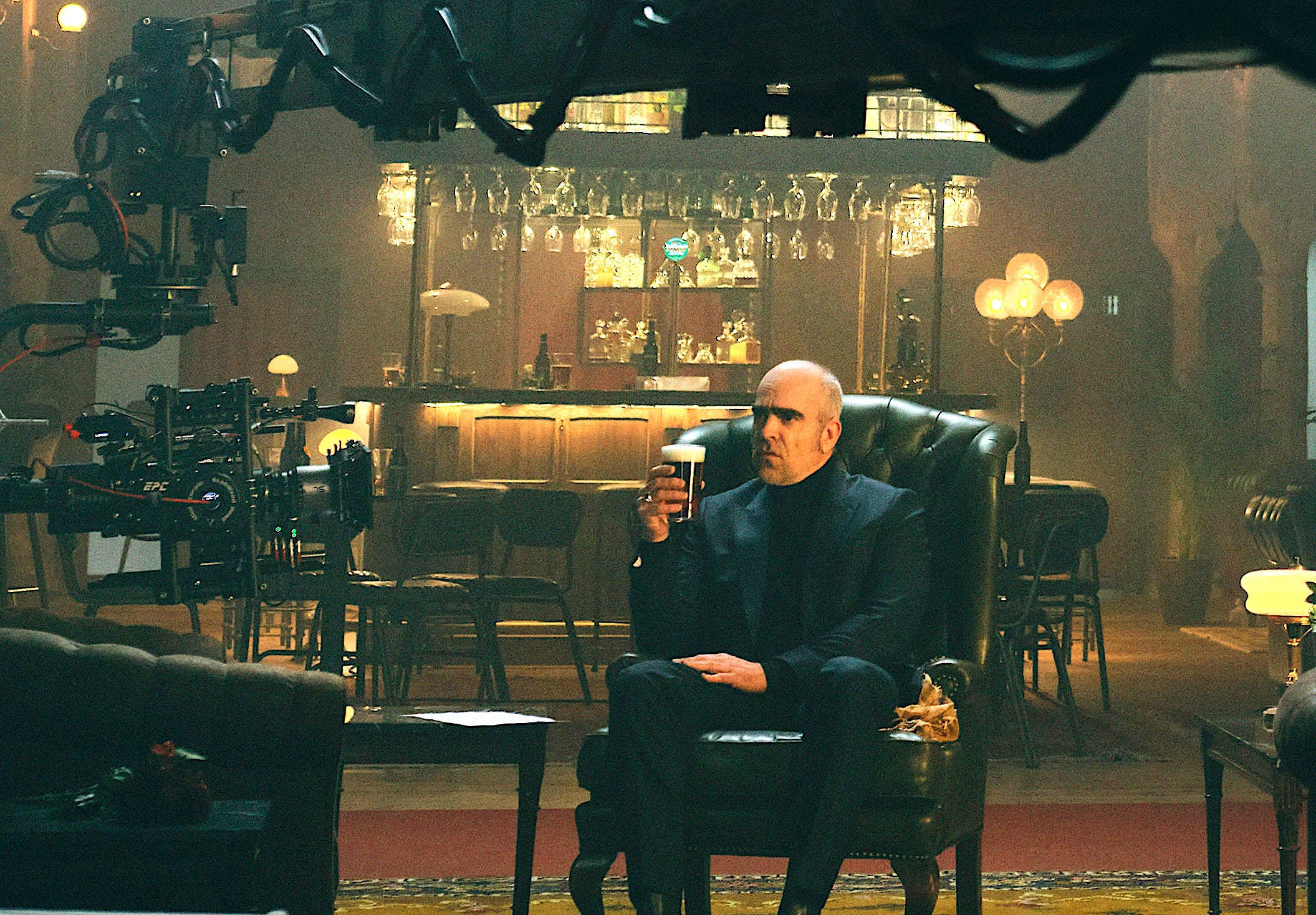 Luis Tosar, en el rodatge de la nova campanya de Voll-Damm, 'L'altre costat' / Foto: Mariano Herrera / Damm