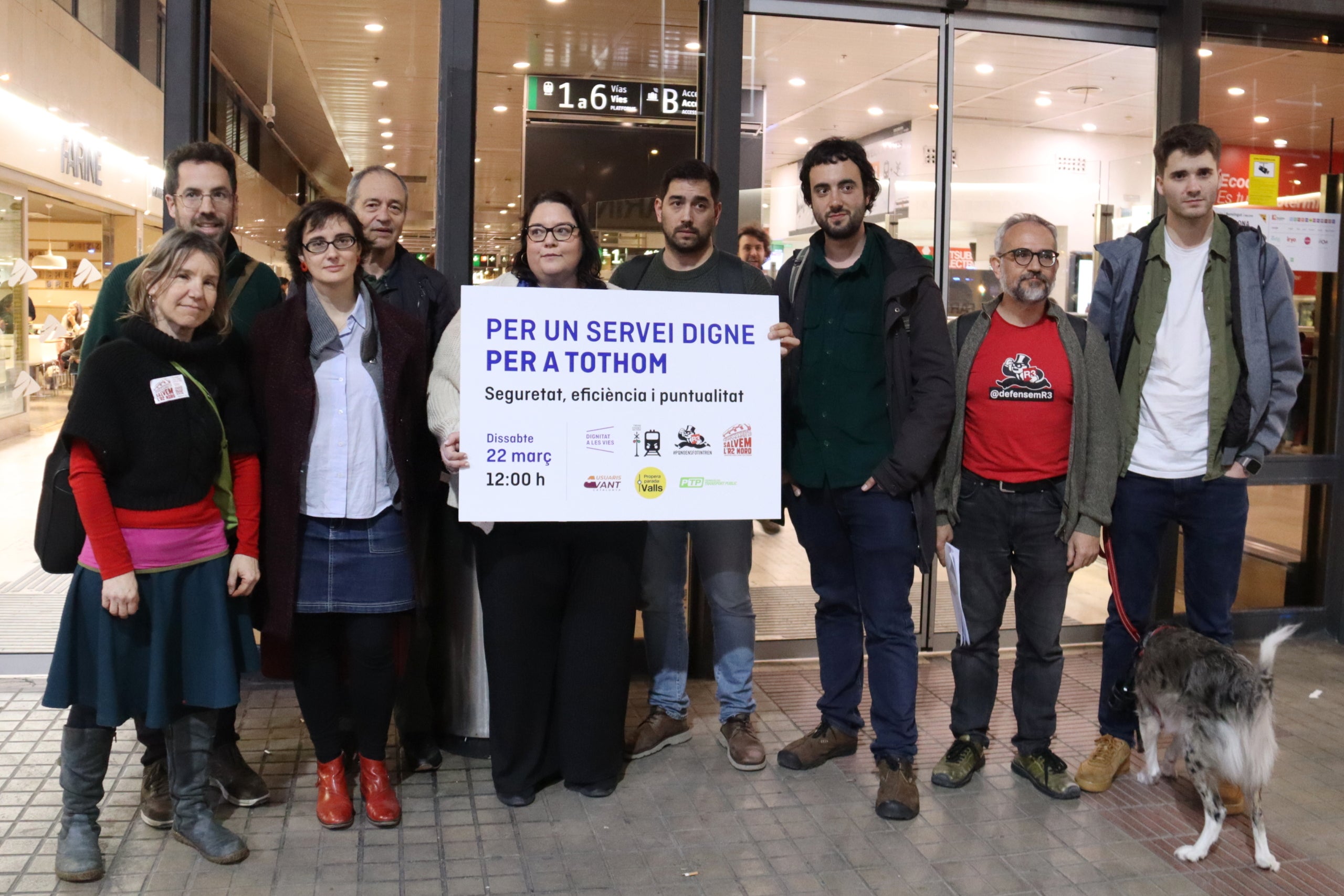 Representants de les plataformes d'usuaris de la xarxa ferroviària catalana, a l'estació de Sants / ACN-Aina Martí 