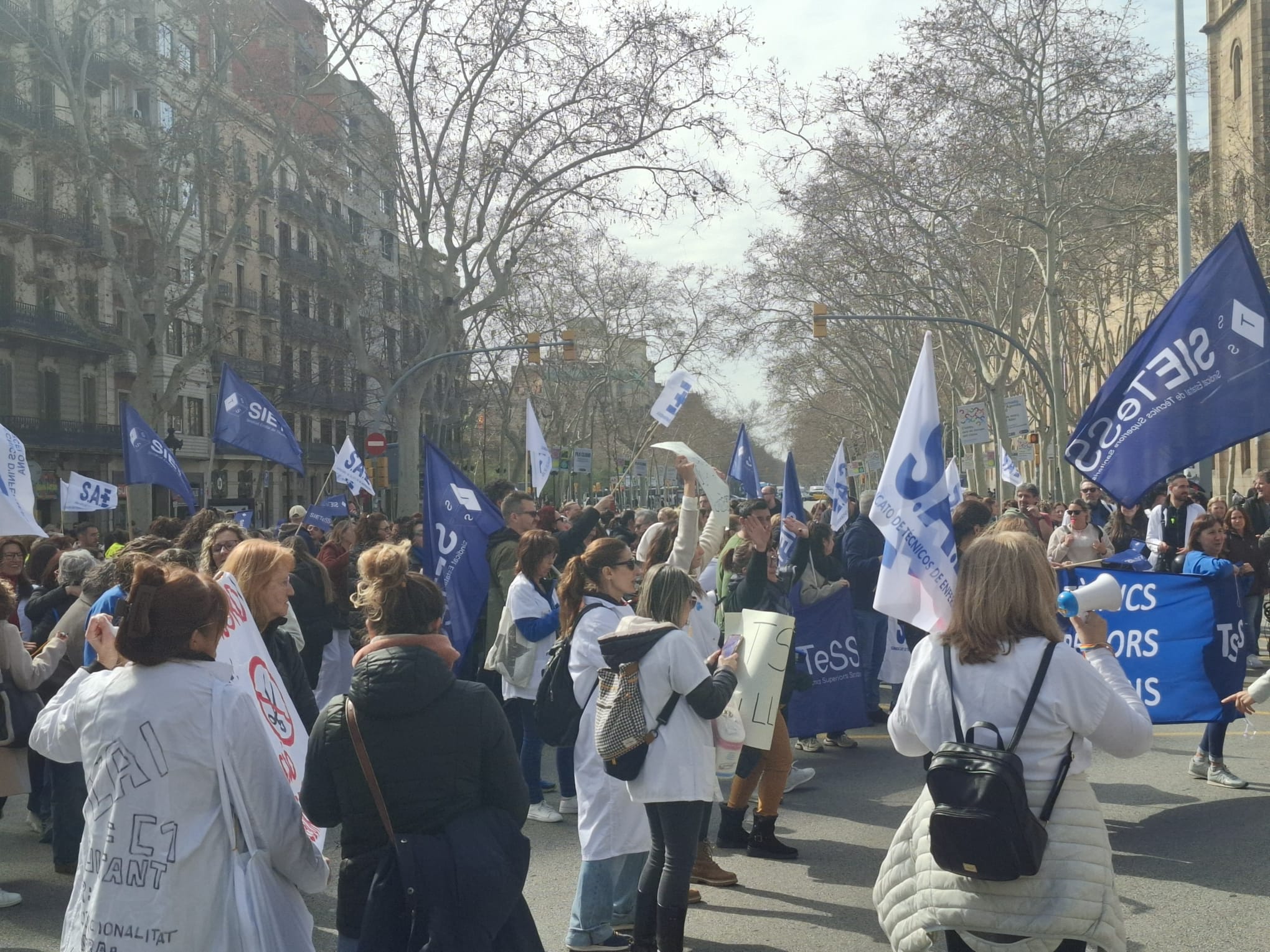 Imagen de la protesta de los técnicos sanitarios a las puertas del Institut Català de la Salut (ICS) / G.M.