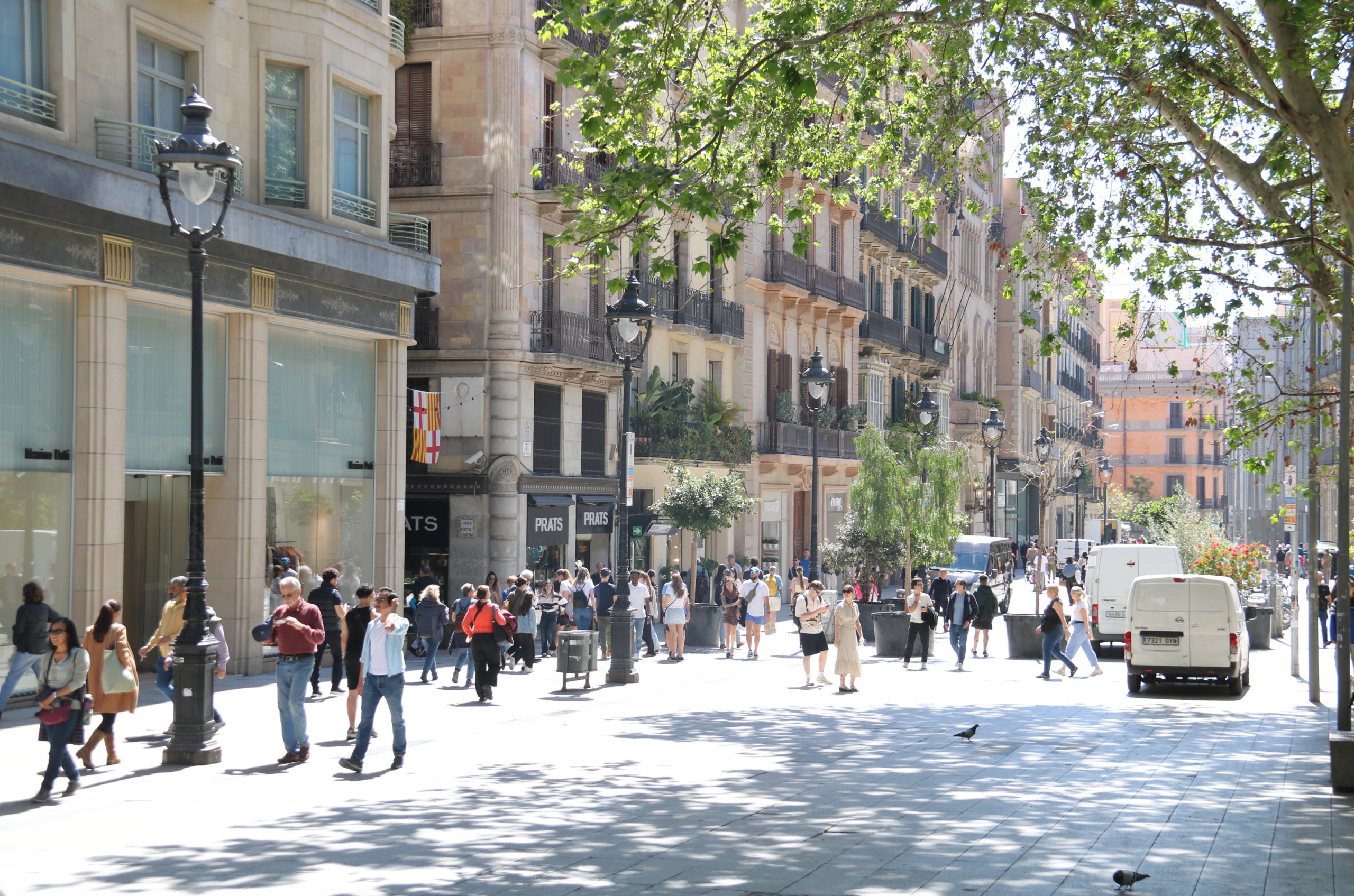 Compradores en el Portal de l'Àngel de Barcelona este martes por la mañana / ACN