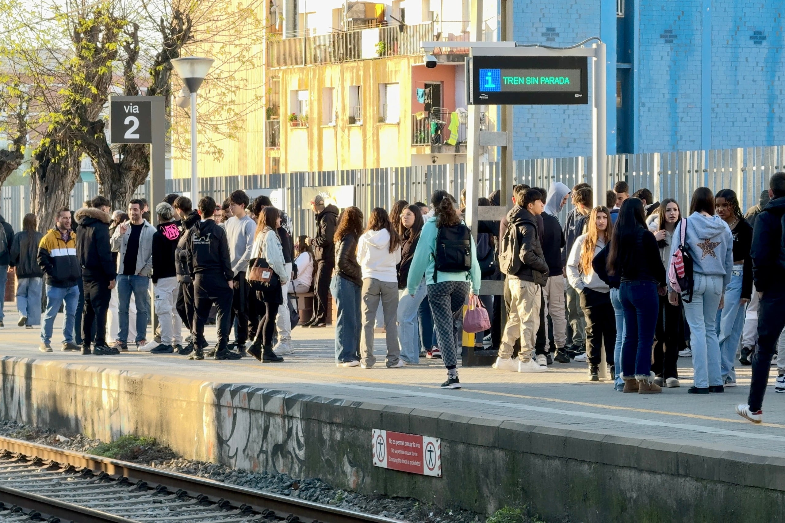 Andana de l'estació de Cerdanyola del Vallès amb l'anunci d'un tren sense parada, que finalment sí que ha fet parada / ACN