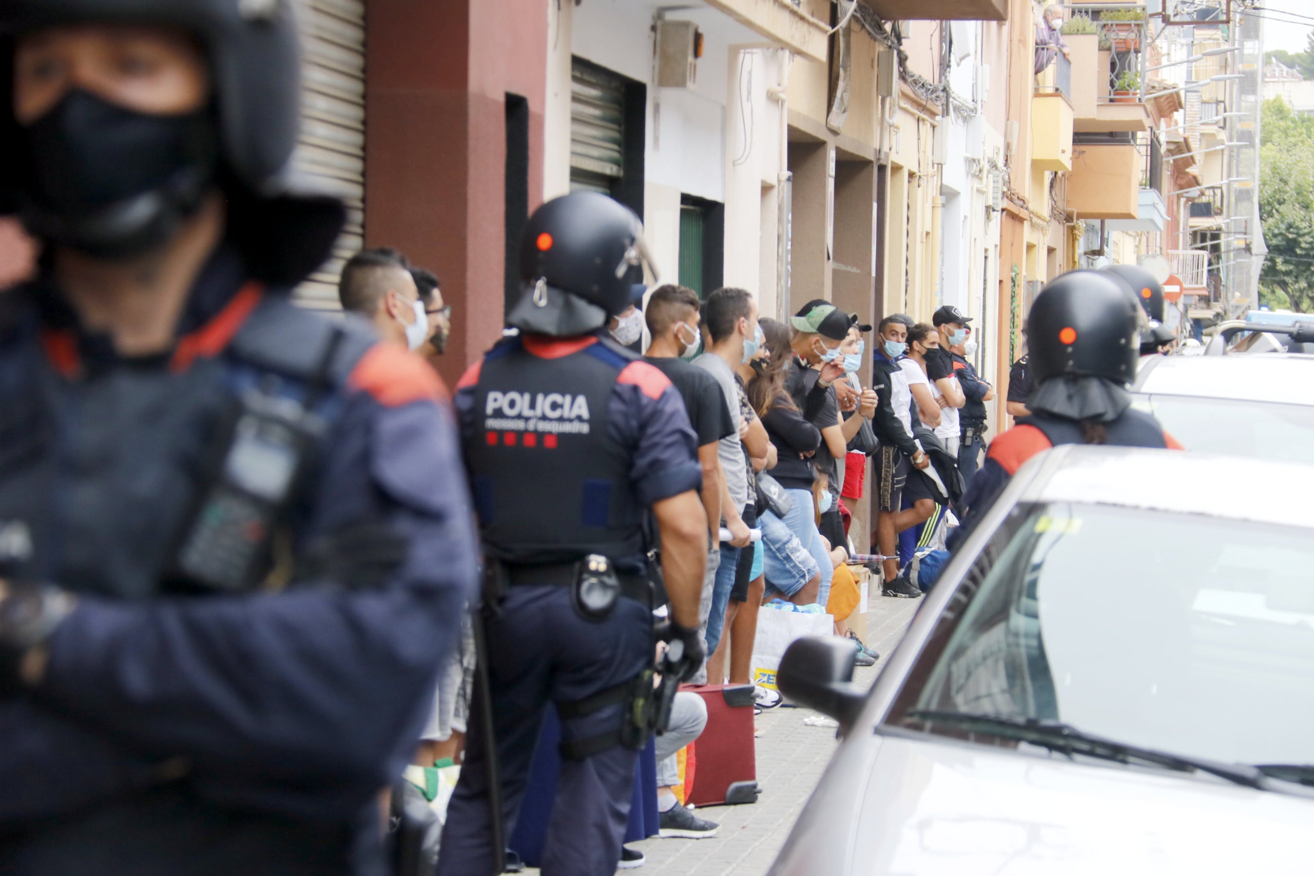 Desallotjament del bloc de pisos del carrer Jaume I al barri de Cerdanyola de Mataró, el 16 de juliol de 2020 /jorid Pujolar/ACN