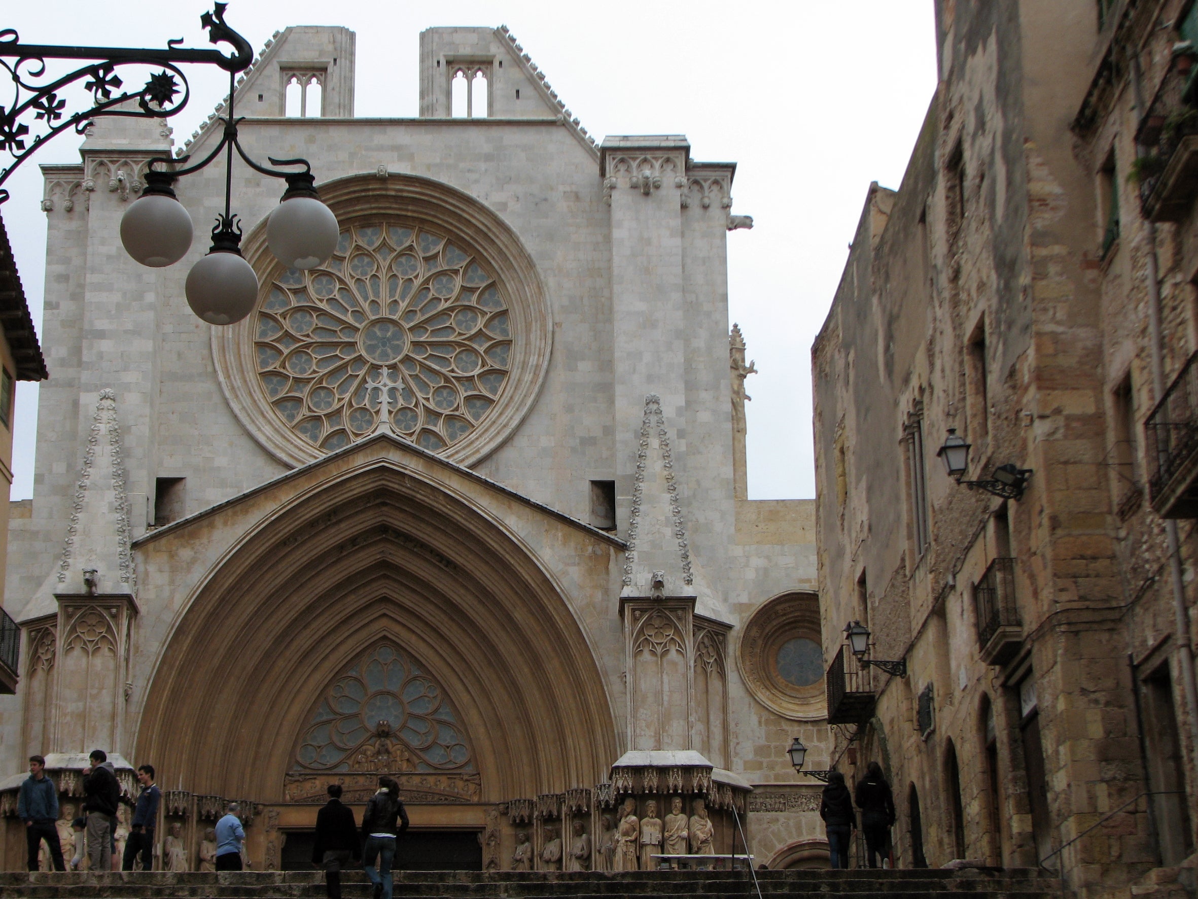 Casa l'Ardiaca se encuentra frente a la Catedral, a su izquierda / ACN