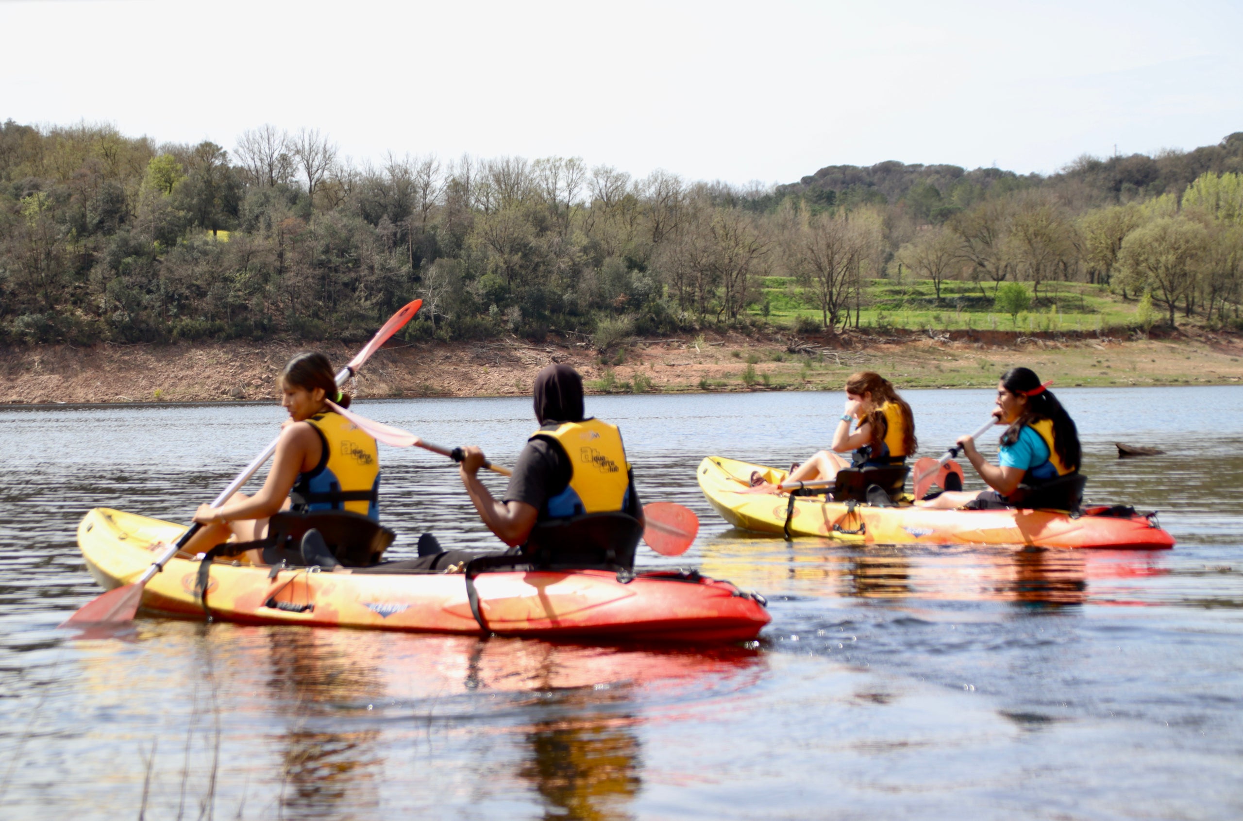 Un grupo de amigas hace kayak en el pantano de Sau | Laura Busquets (ACN)