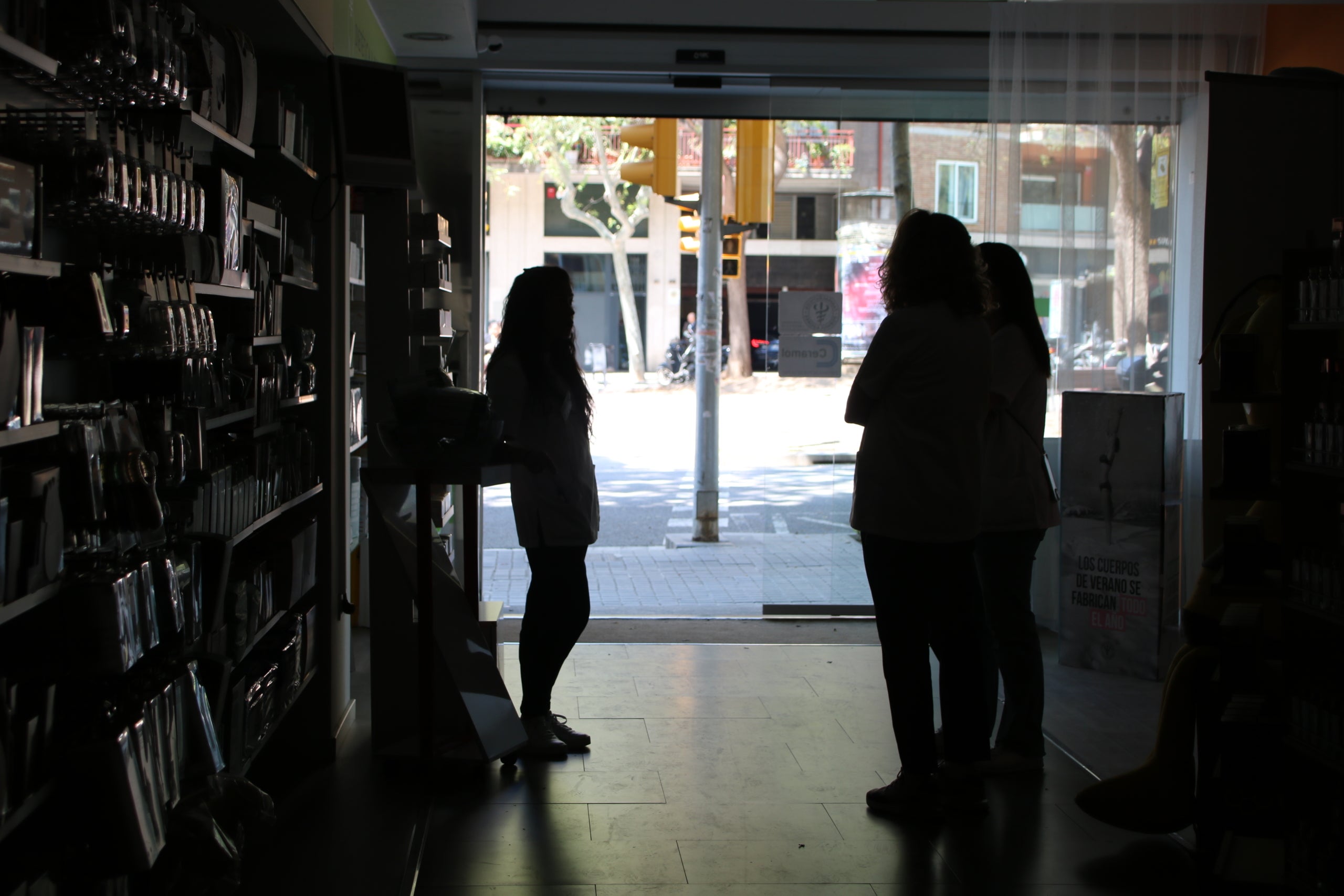 Un comerç de l'Avinguda Josep Tarradellas de Barcelona sense llum / Gerard Escaich Folch (ACN)