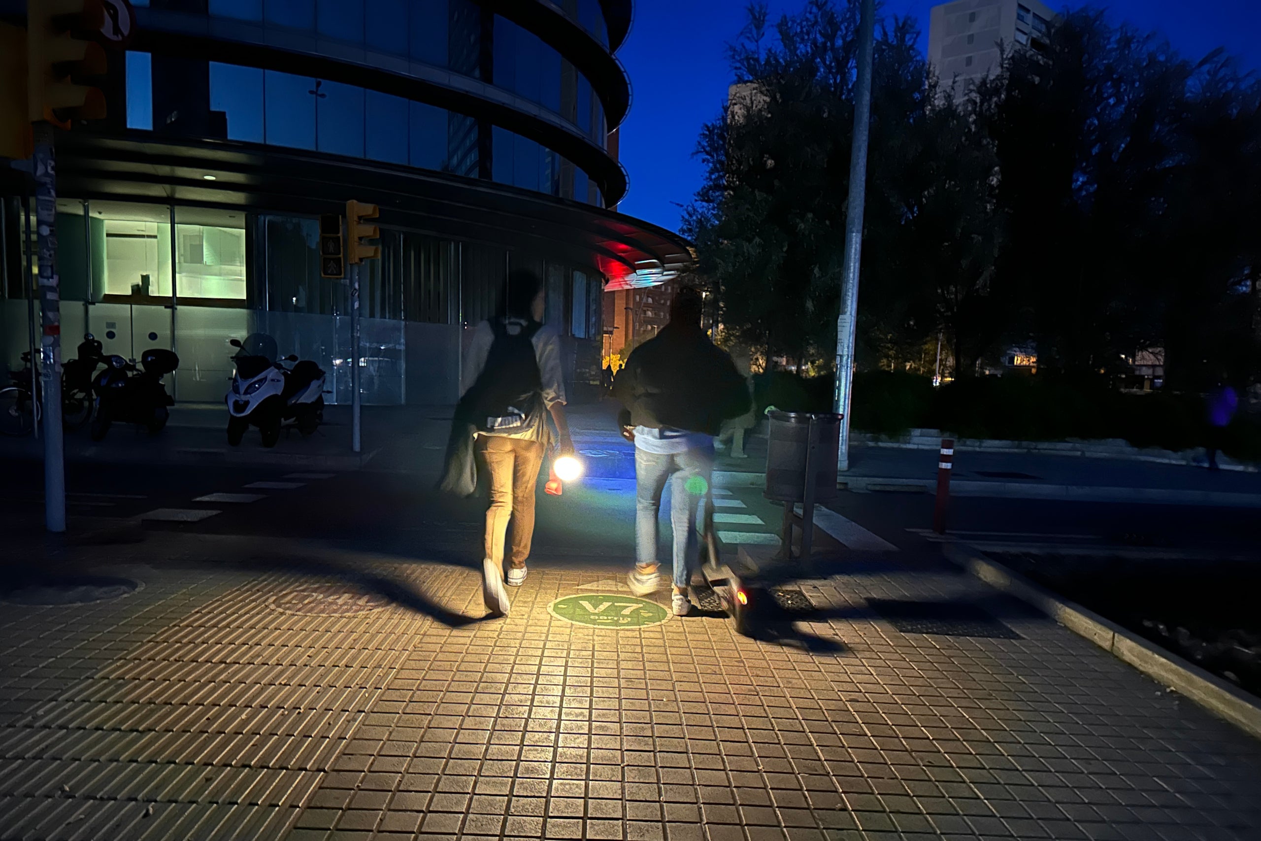 Dues persones caminant a les fosques per Barcelona / ACN