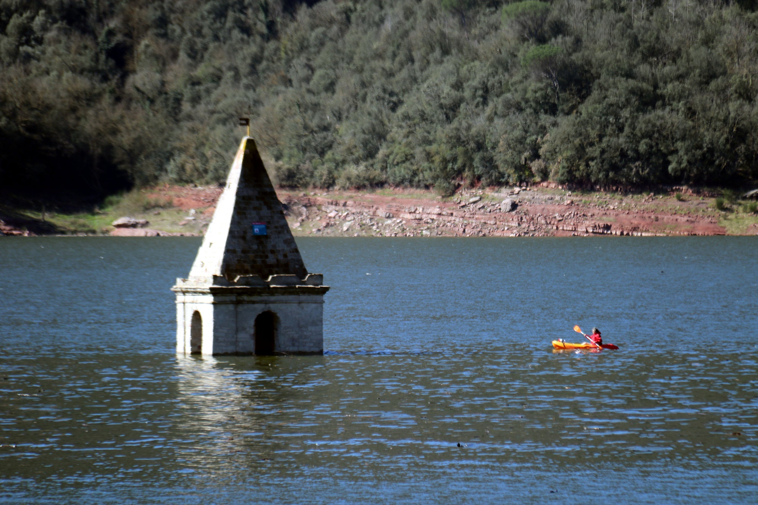 El campanar de l'antic poble de Sant Romà de Sau està pràcticament cobert per l'aigua del pantà / ACN