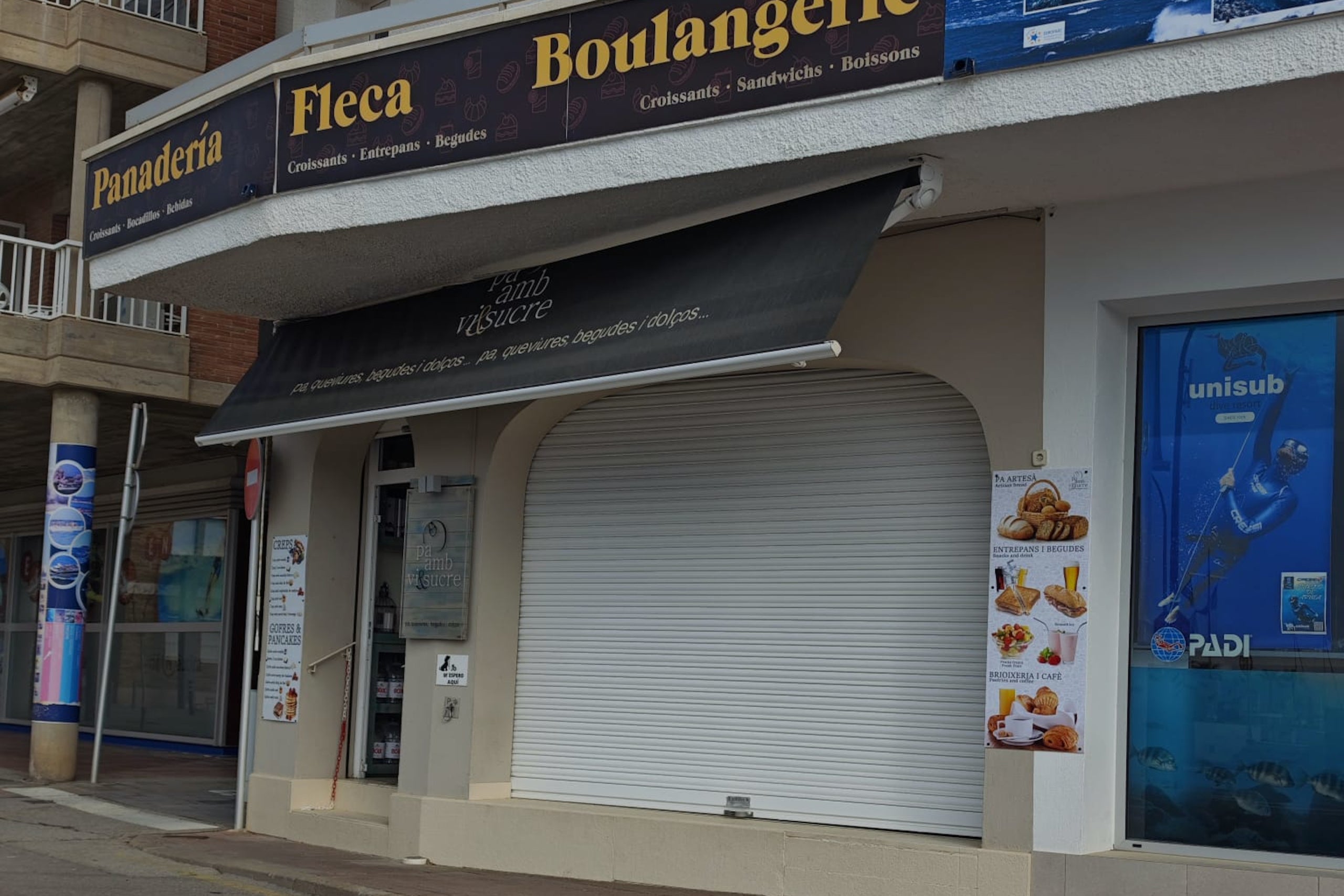 Exterior de la fleca de l'Estartit (Baix Empordà) on es va produir la discussió per demanar una barra de pa en català / ACN