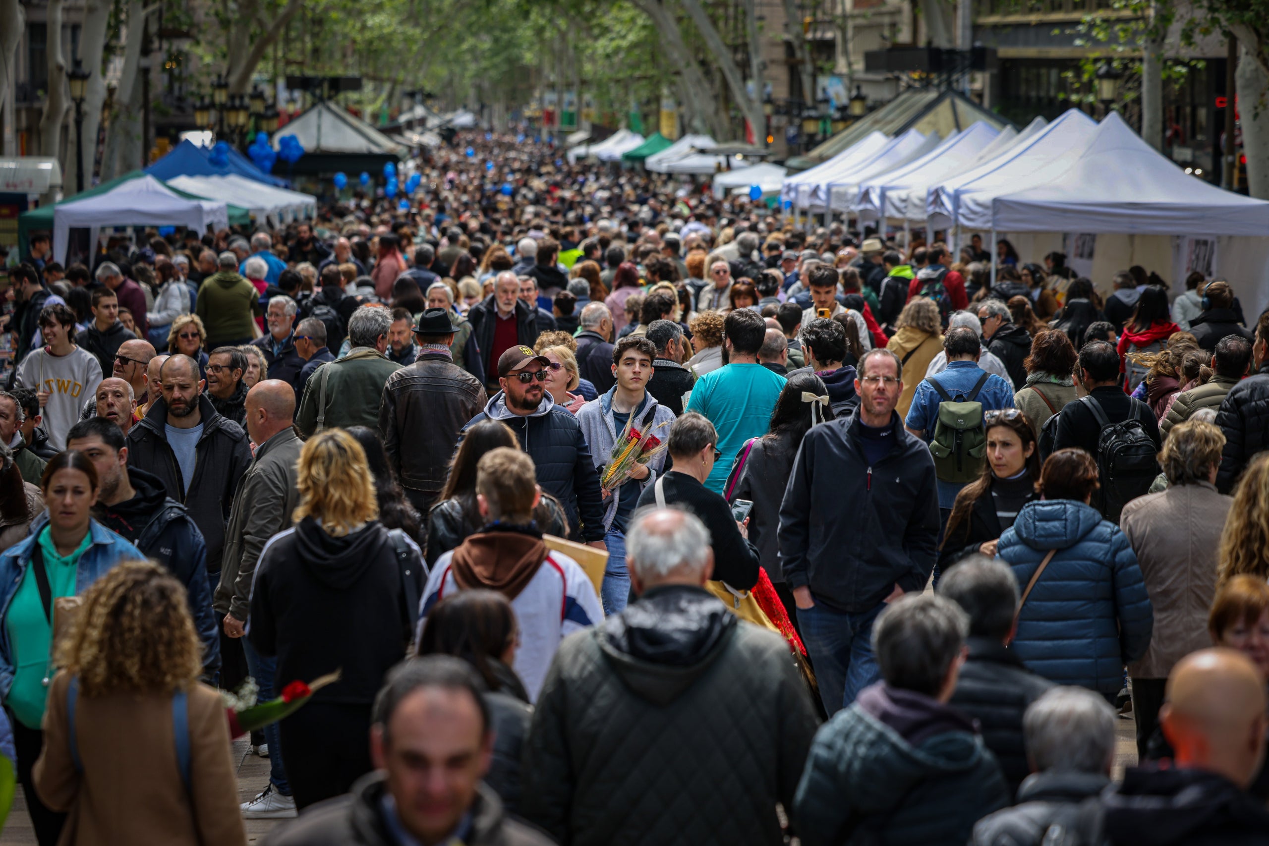 El centre de Barcelona ple, l'any passat durant Sant Jordi / ACN-Jordi Borràs