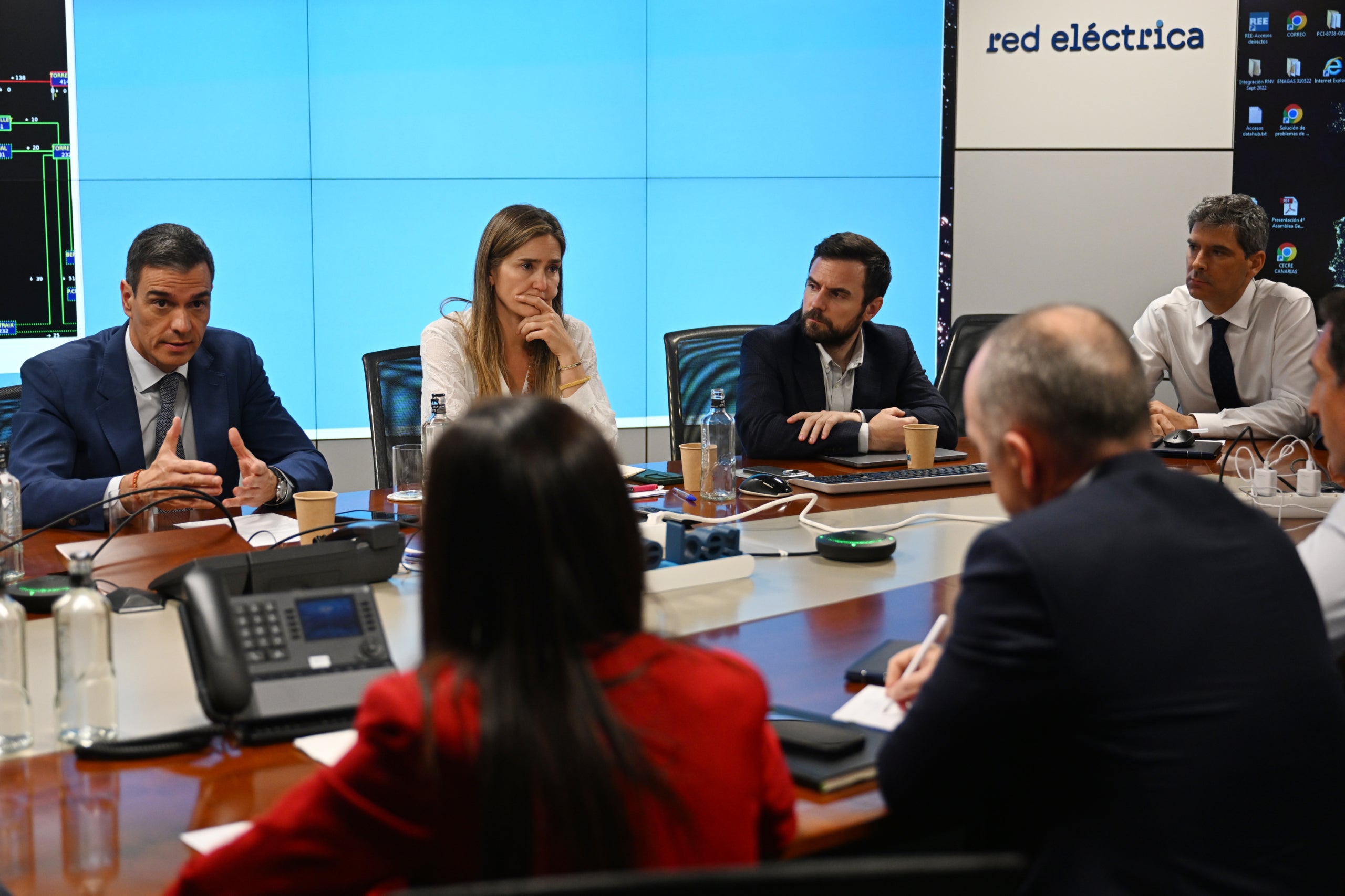 Sánhez i la plana major del seu executiu, reunits amb la presidenta de Red Eléctrica, Beatriz Corredor / Moncloa