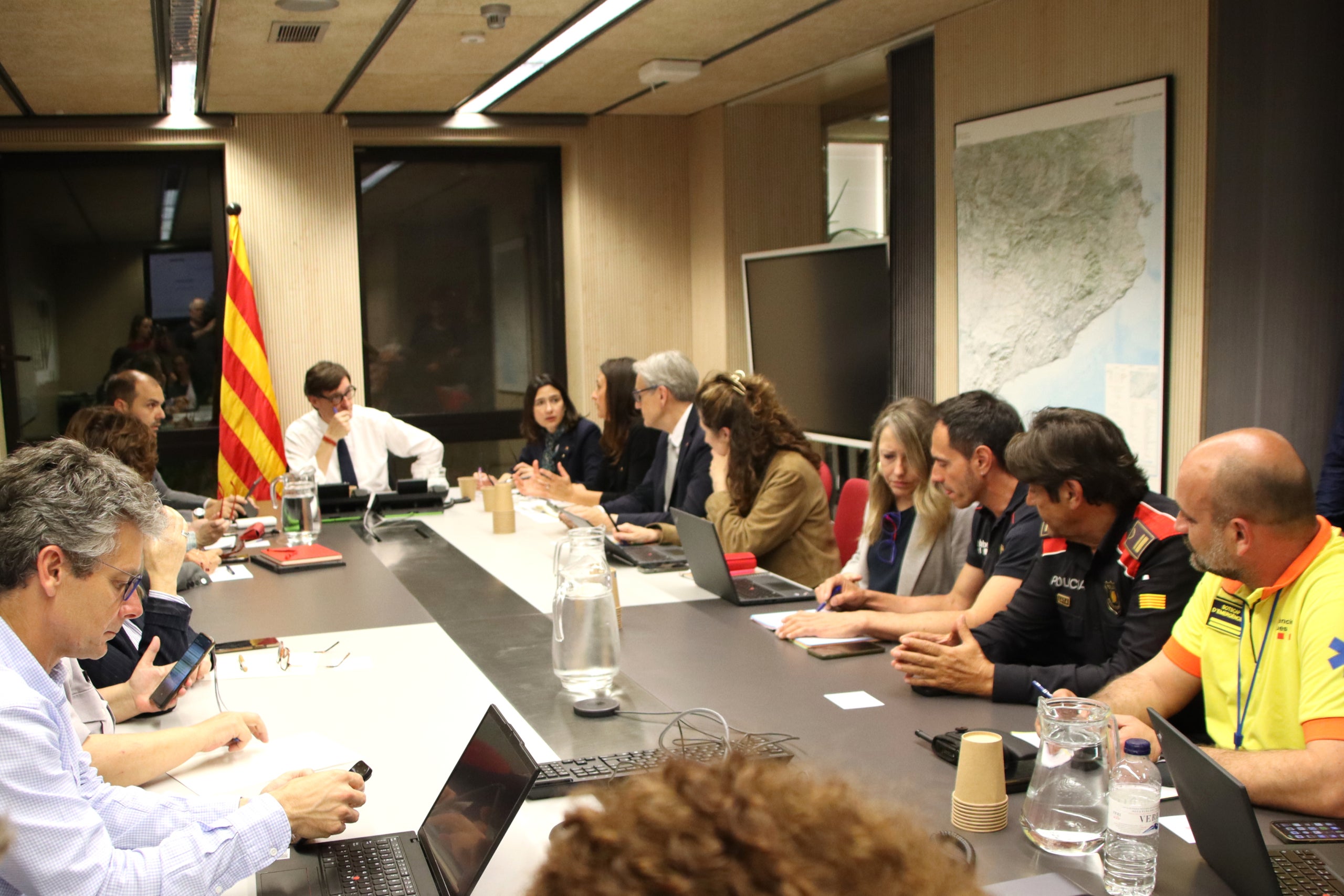 El president Salvador Illa i altres membres del Govern reunits amb els responsables dels serveis d'emergències al CECAT / ACN