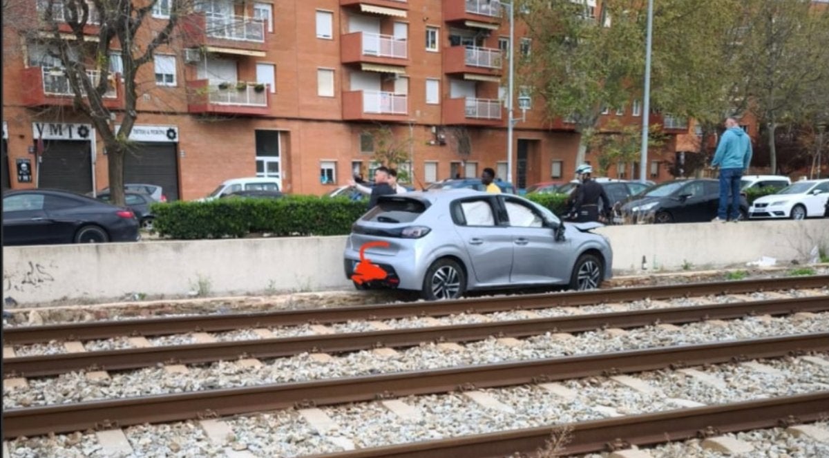 Un coche ha caído en la zona de vías de la R1 en Mataró / ACN