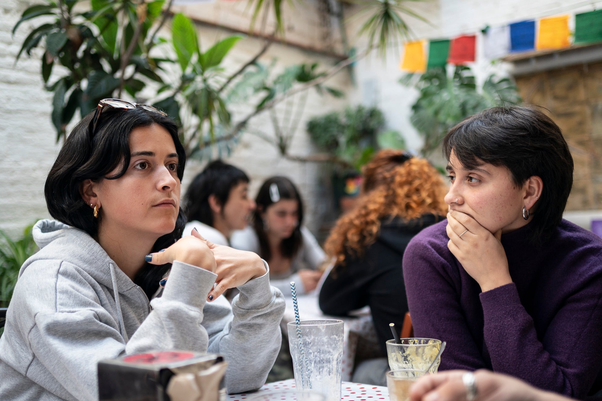 Joana Subirats i Emma Dotres integrants del grup de música “Al·lèrgiques al Pol·len”. Barcelona 10.04.2025 / Mireia Comas