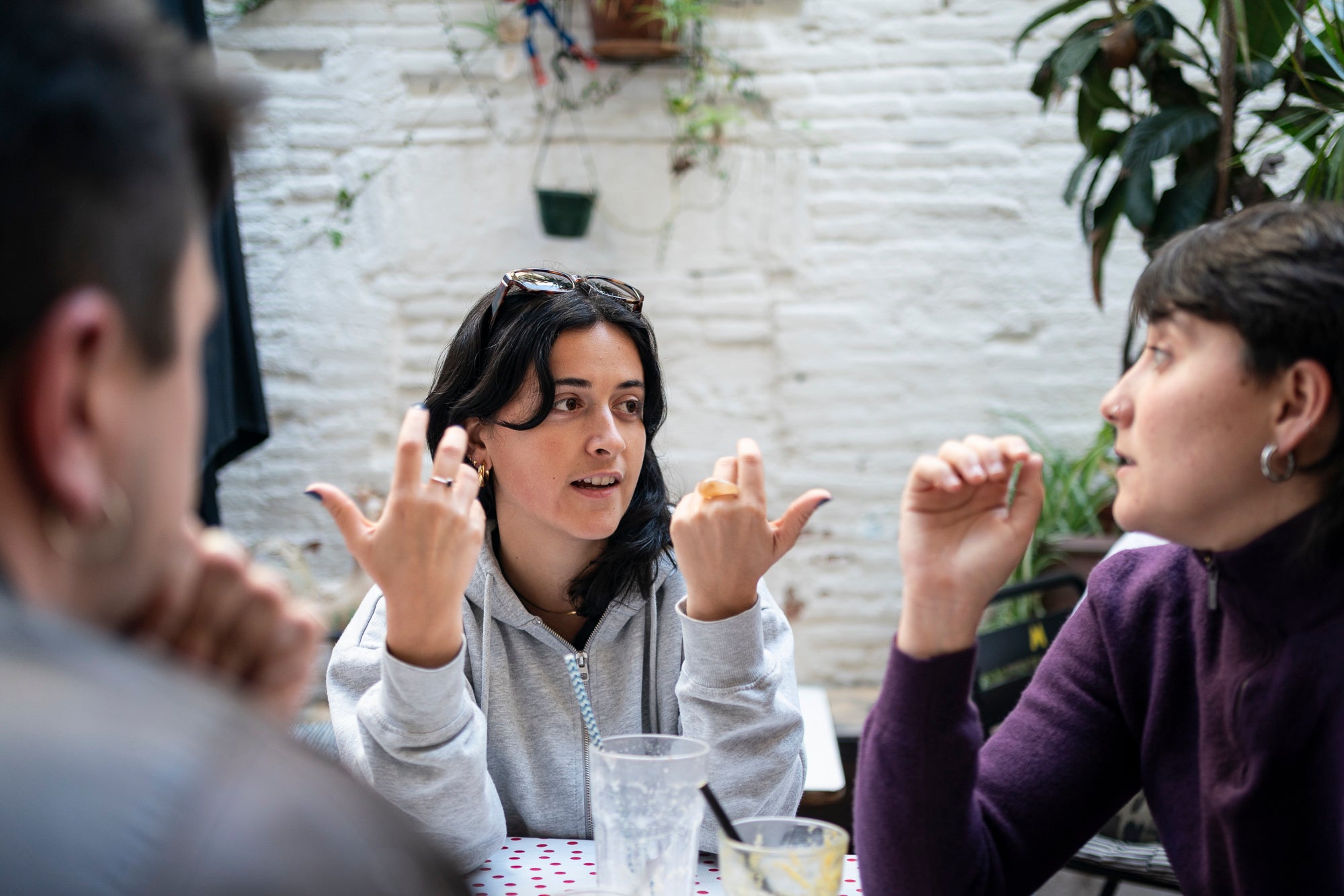 Joana Subirats i Emma Dotres integrants del grup de música “Al·lèrgiques al Pol·len”. Barcelona 10.04.2025 / Mireia Comas