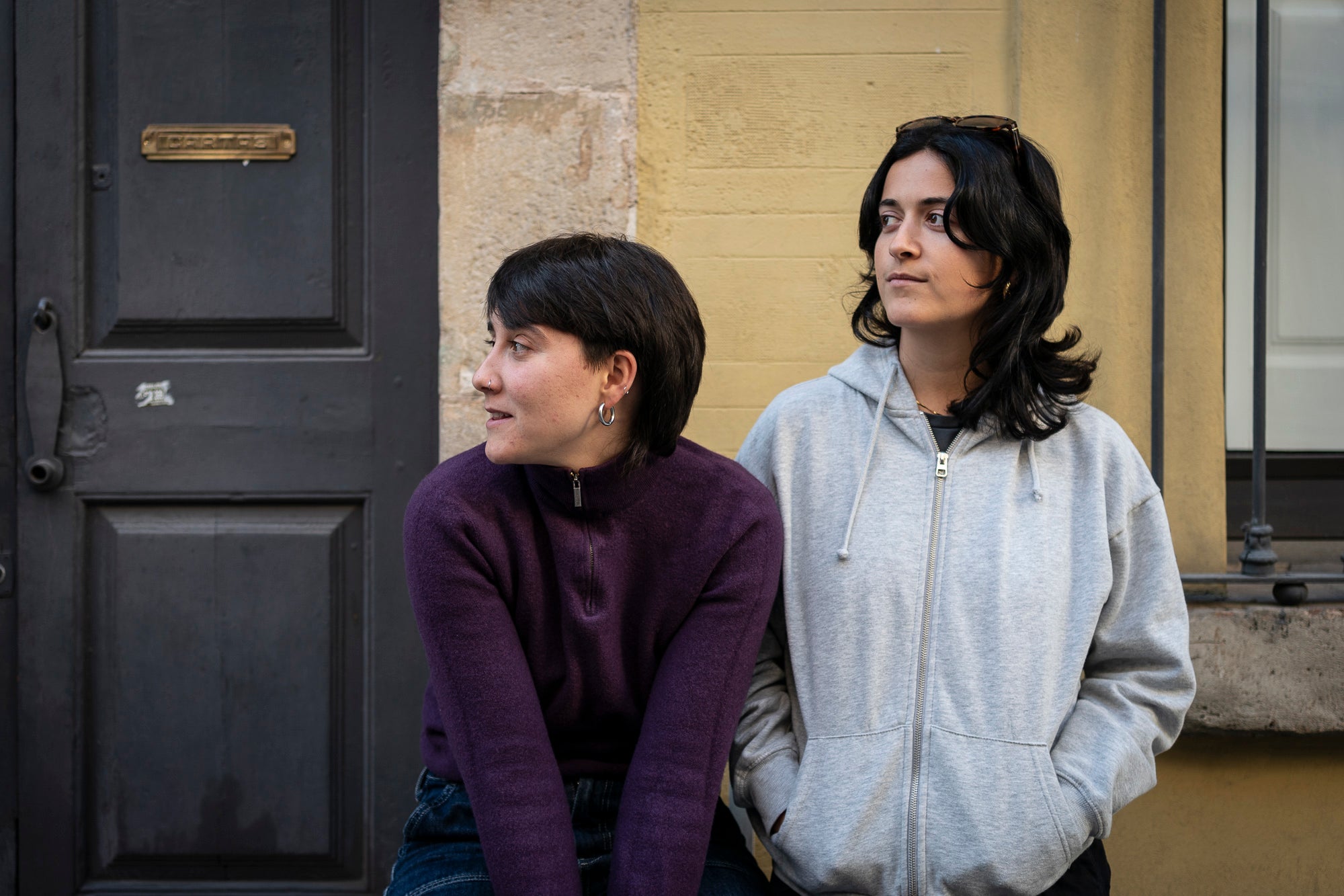 Joana Subirats i Emma Dotres integrants del grup de música “Al·lèrgiques al Pol·len”. Barcelona 10.04.2025 / Mireia Comas
