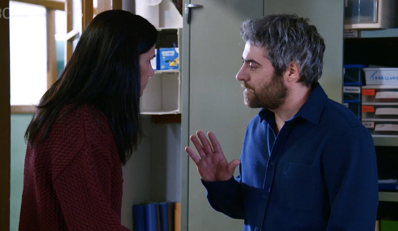 El Quique li explica a l'Adela les seves sospites sobre el Bolaños _ 3Cat