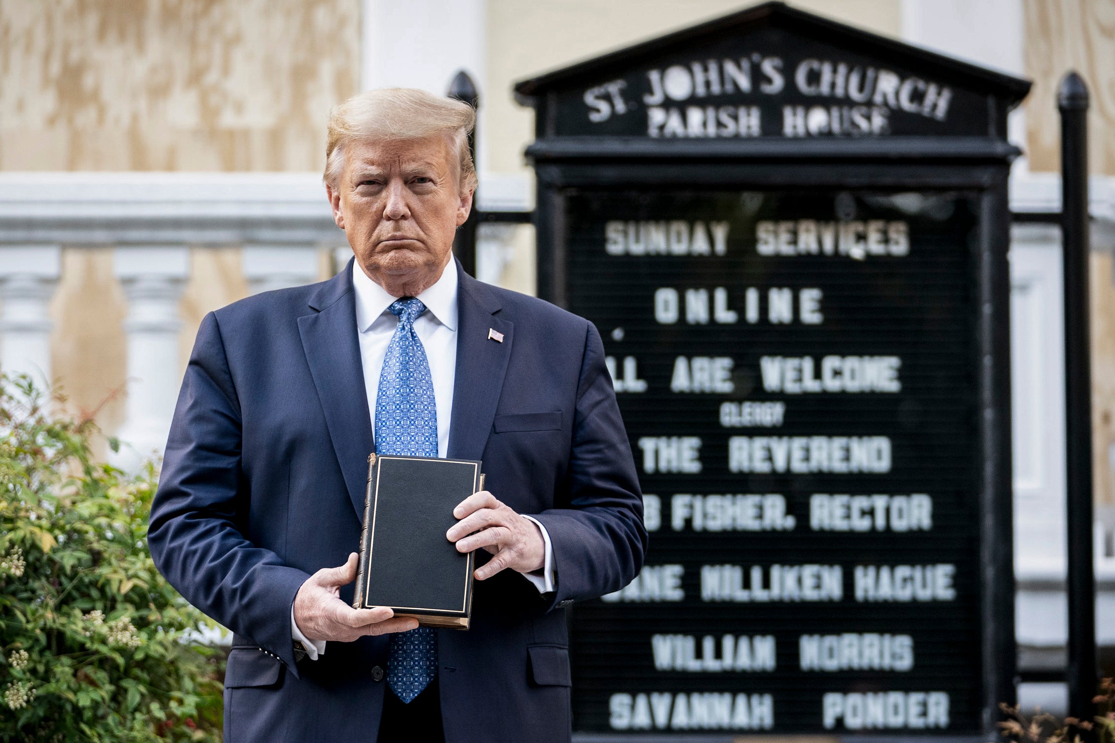 Donald Trump sosté una bíblia davant l'església episcopal de Sant Joan, a Washington / Europa Press / Shealah Craighead / White House









