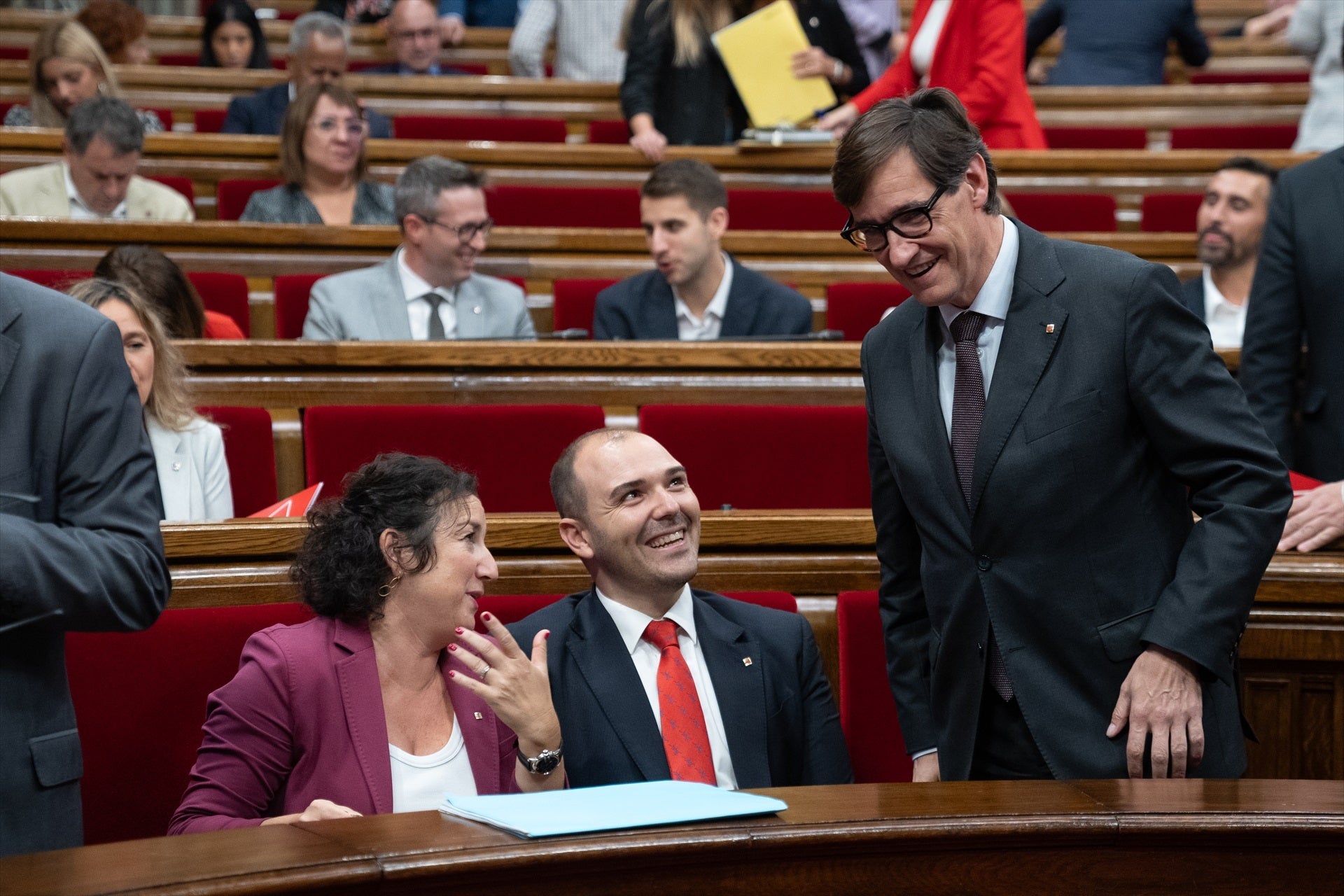 Els consellers Romero i Dalmau conversen amb Illa al Parlament / Europa Press