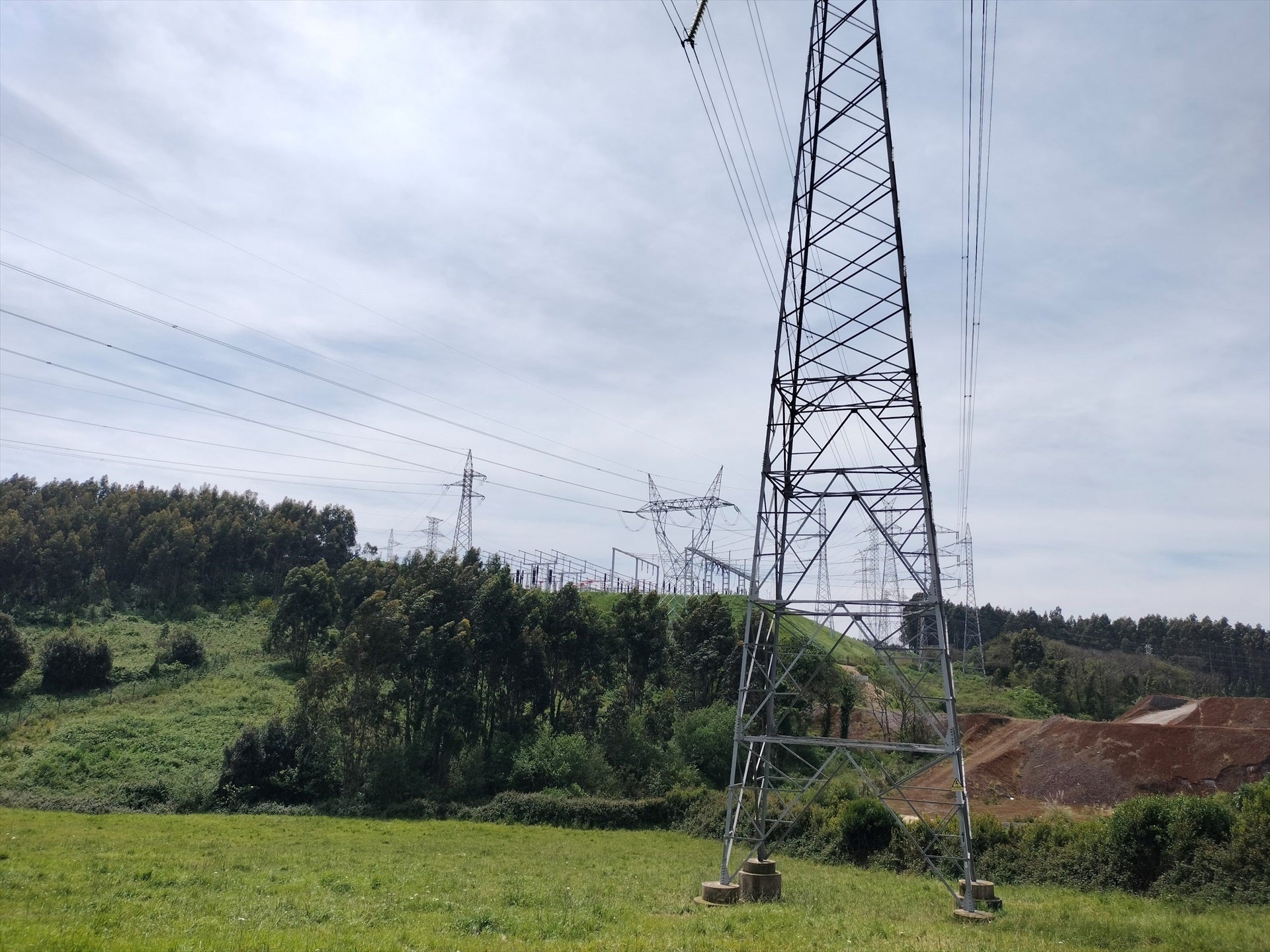 Imatge d'arxiu d'una línia d'alta tensió / Arxiu