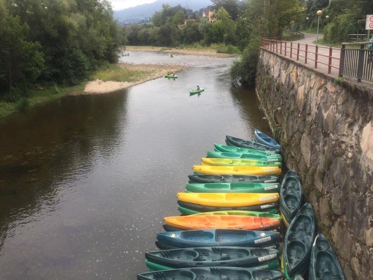 Piragües fent el famós descens del riu Sella en una imatge d'arxiu / Europa Press