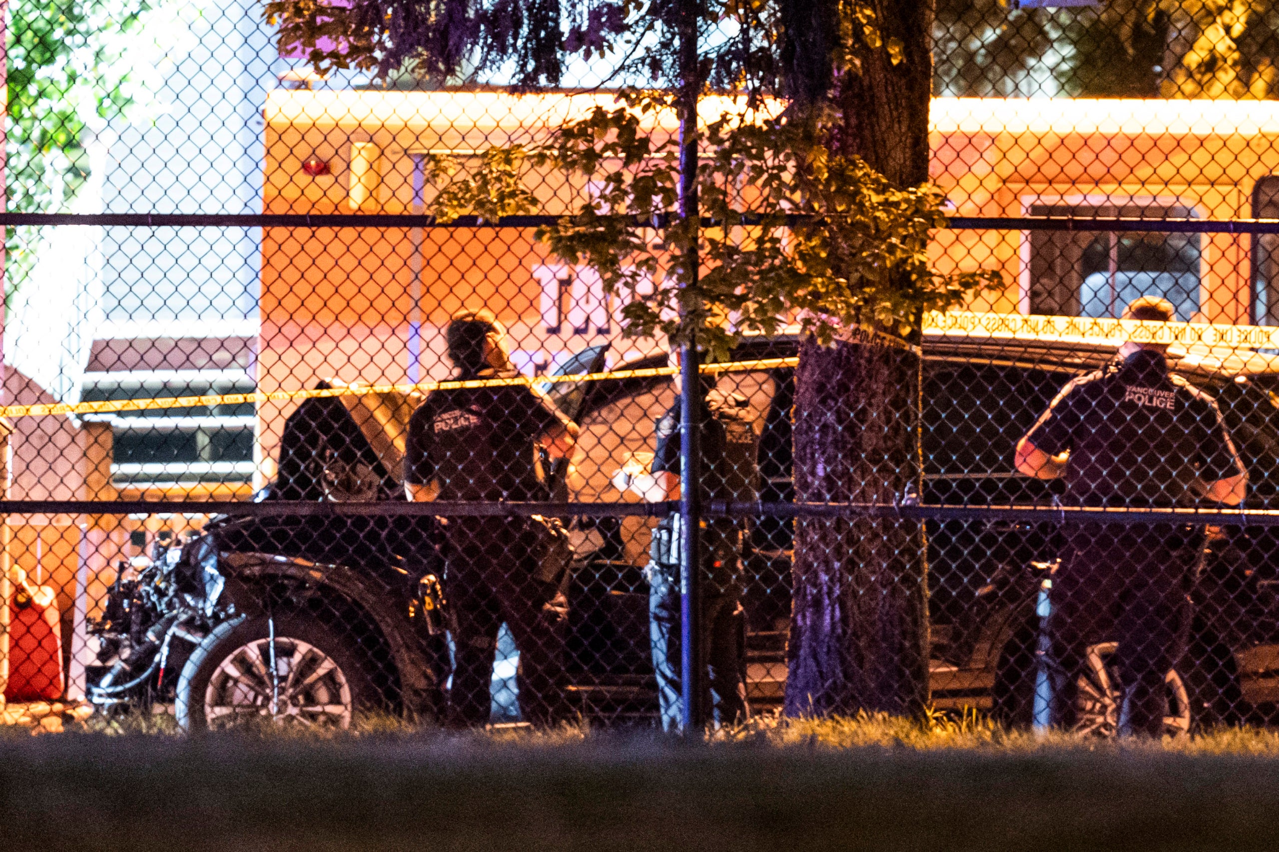 Agents de la policia de Vancouver revisen el cotxe negre del conductor que ha causat l'atropellament massiu /
Rich Lam/Canadian Press via ZUMA / DPA