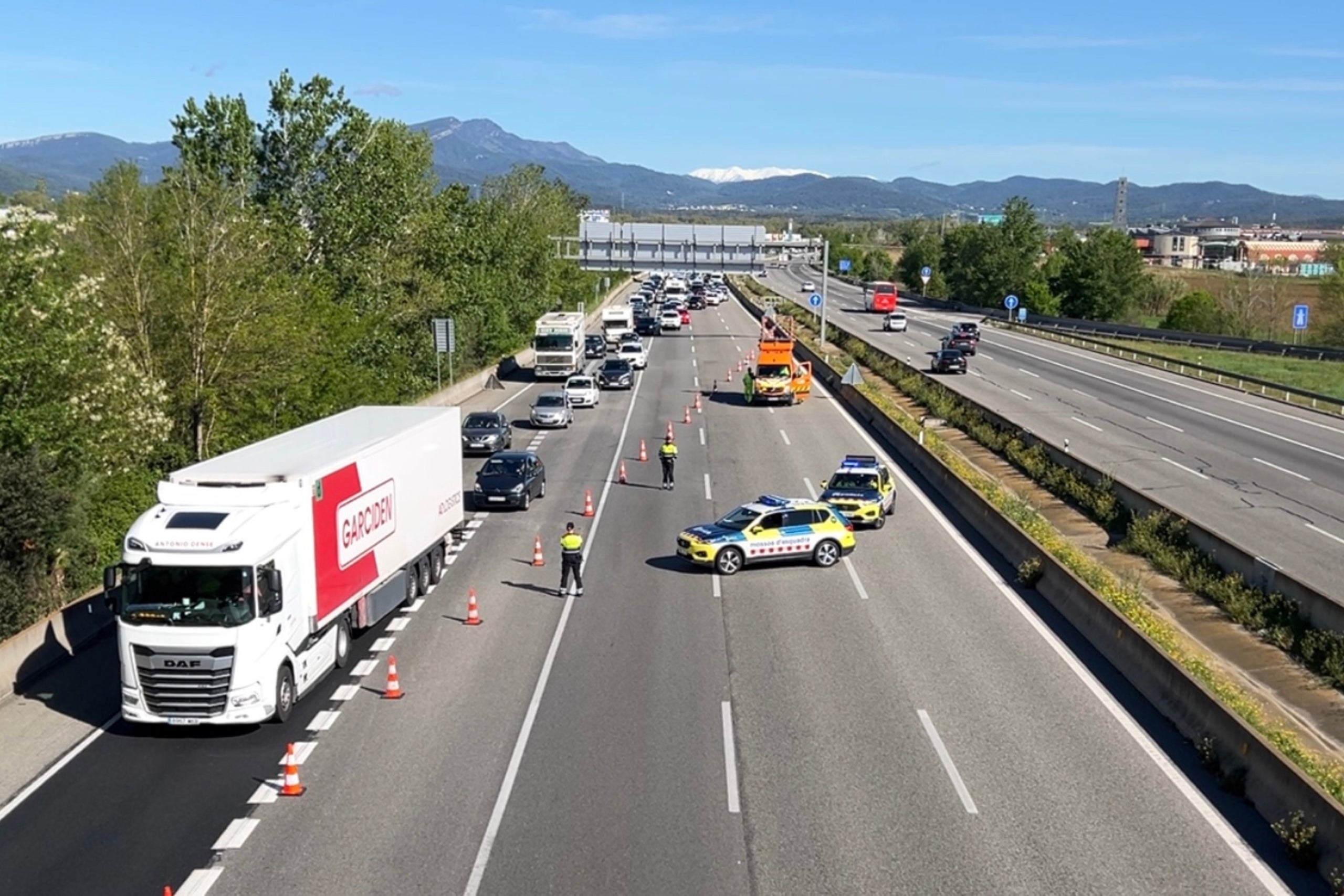 El siniestro de este sábado en la AP-7 que ha dejado un muerto y siete heridos / Ariadna Reche (ACN)