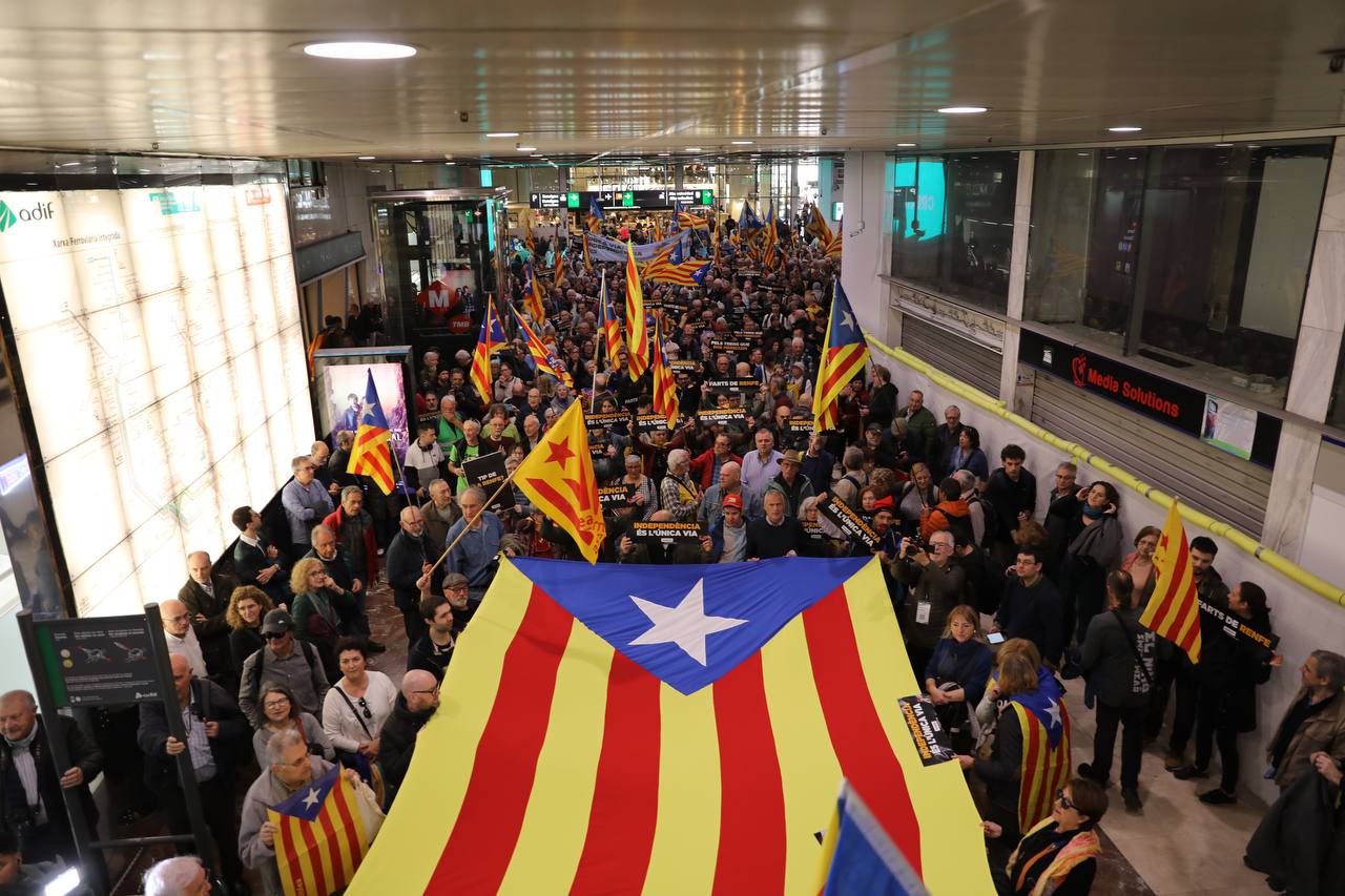 Manifestants convocants per l'ANC ocupen l'estació de Sants / ANC