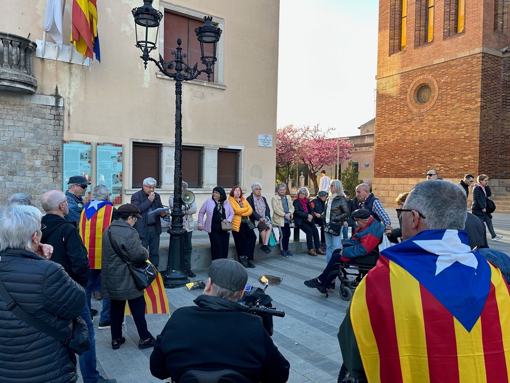 Concentració de la Xarxa de Cornellà per la República davant l'Ajuntament / JMB