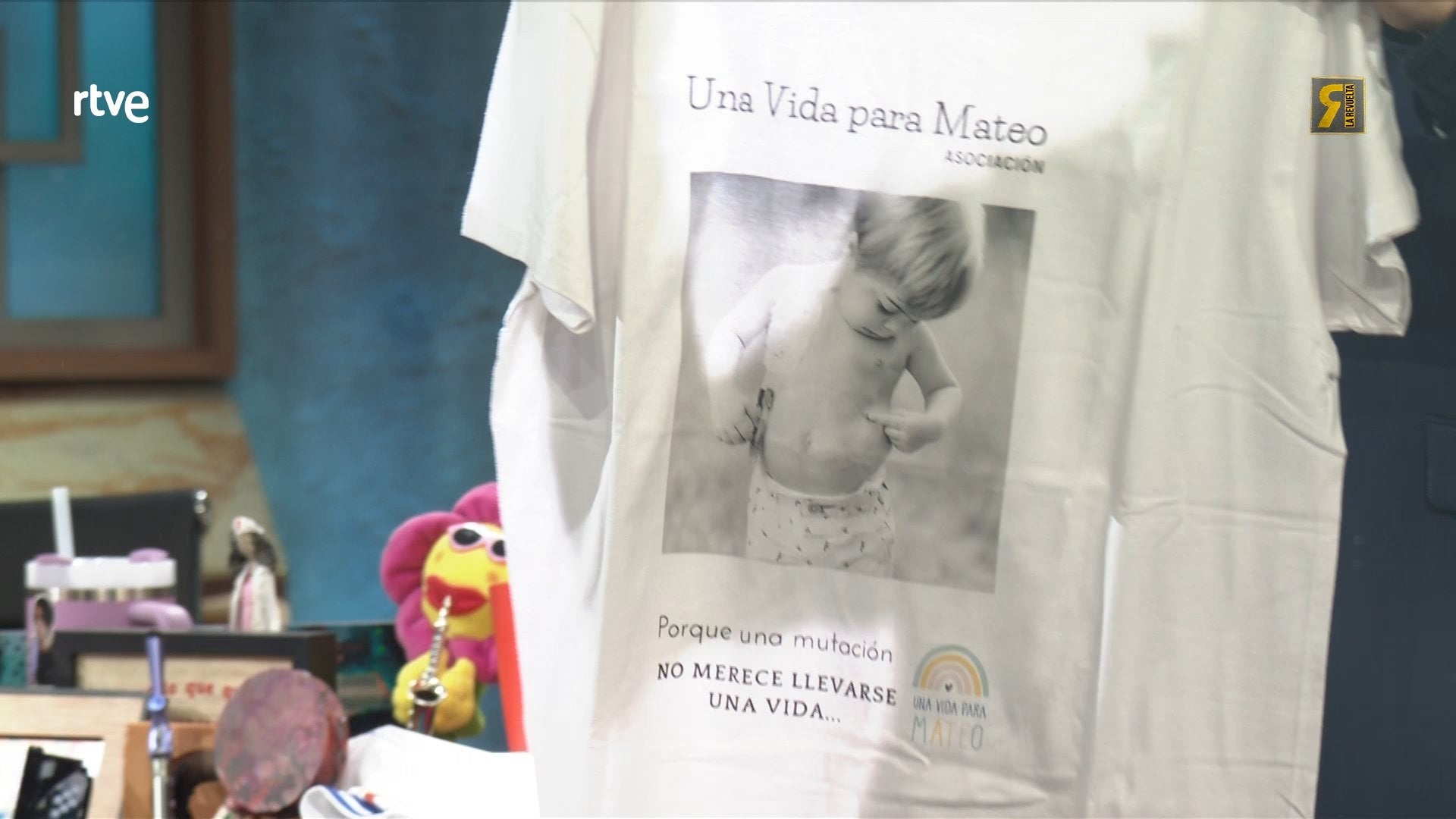 La samarreta de l'associació Una vida para Mateo a 'La Revuelta' | RTVE