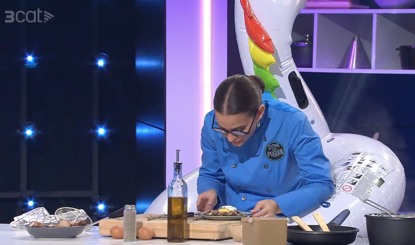 Laura Escanes amb un flotador en forma d'unicorn, una de les guitzes de 'Cuina com puguis' _ 3Cat