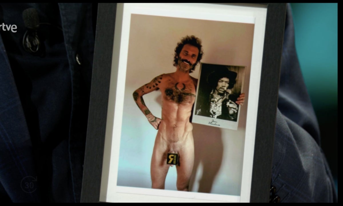 Leiva li regala a David Broncano una fotografia despullat _ RTVE