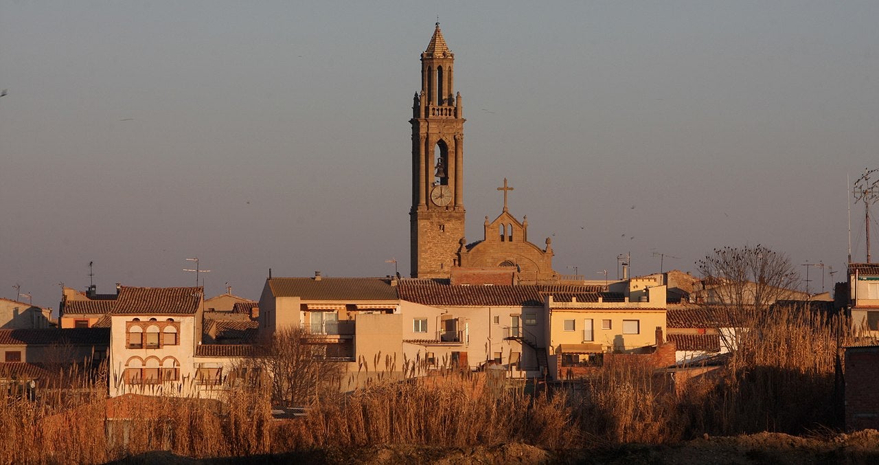 Imatge del poble de Montgai a la posta de sol / Credit Commons