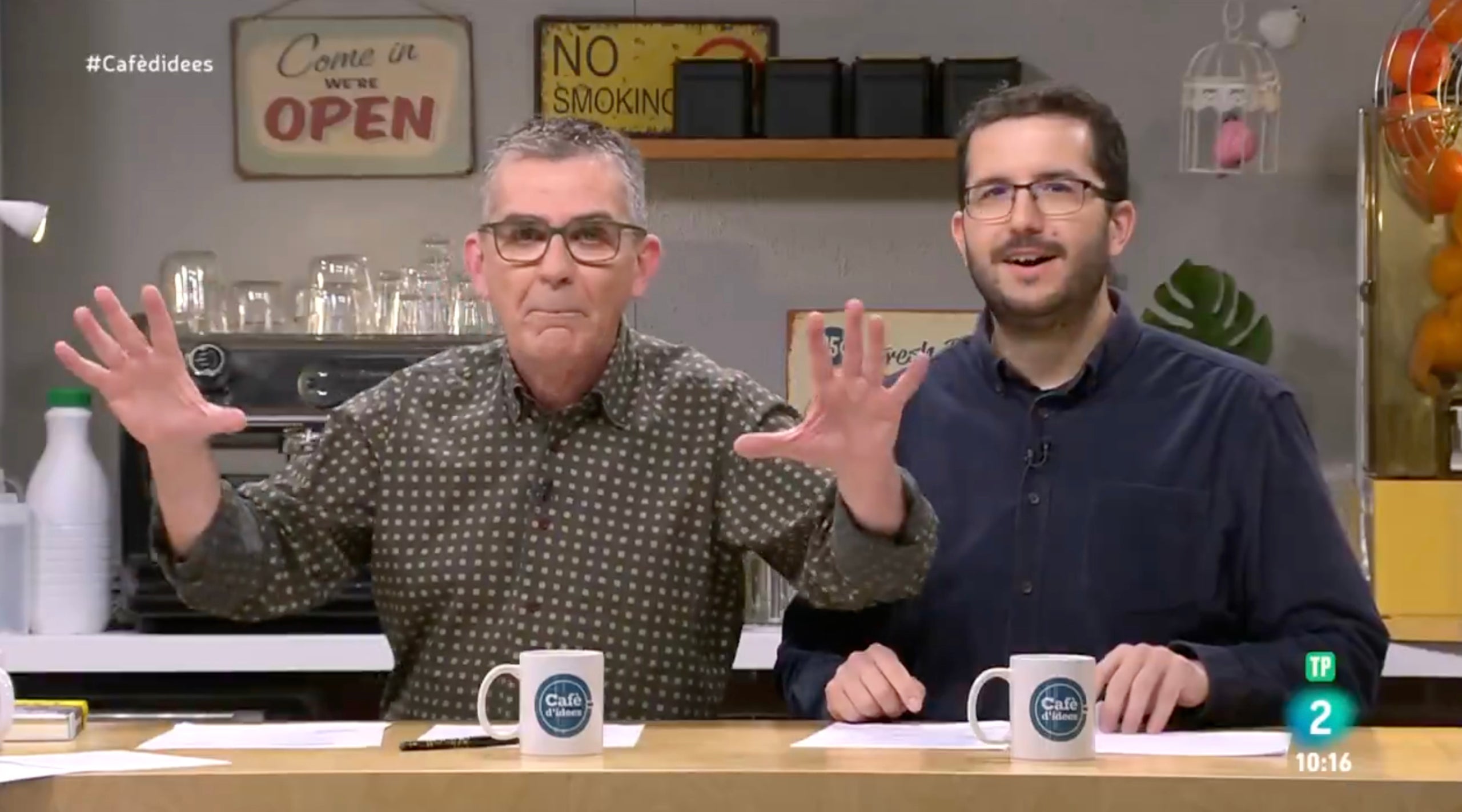 Queco Novell i Manu Simarro, al programa Cafè d'Idees, fent un gag sobre el parlar convergent