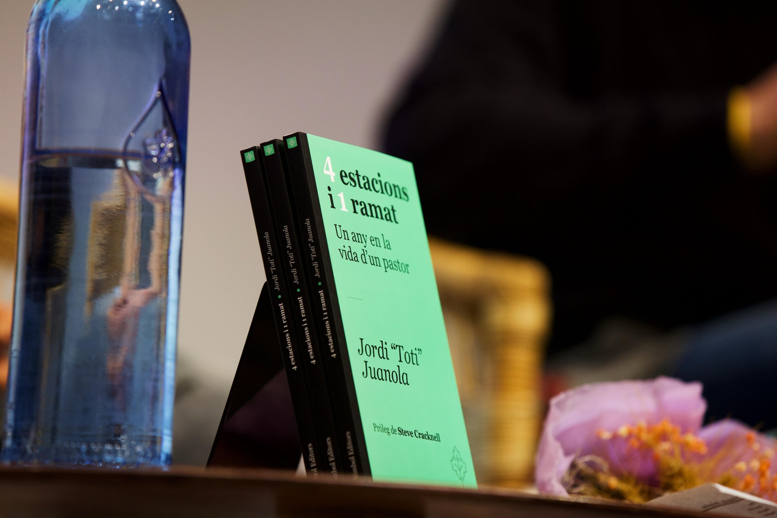 Una imatge de la portada del llibre Quatre Estacions i un ramat de Jordi Juanola, Toti/ Joel Codina/Ona Llibres