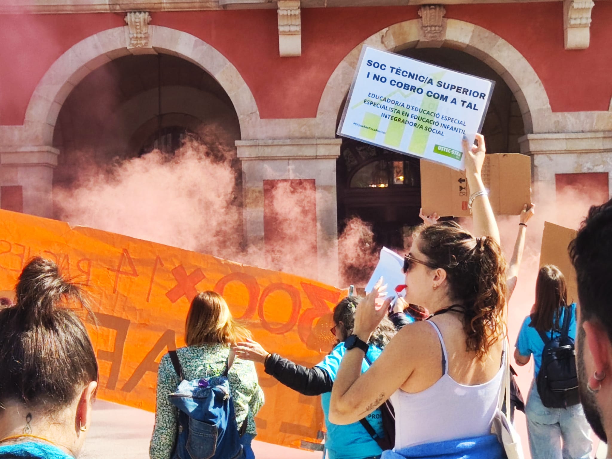 Imagen de la protesta del personal de atención educativa (PAE) para reclamar la reclasificación profesional / USTEC