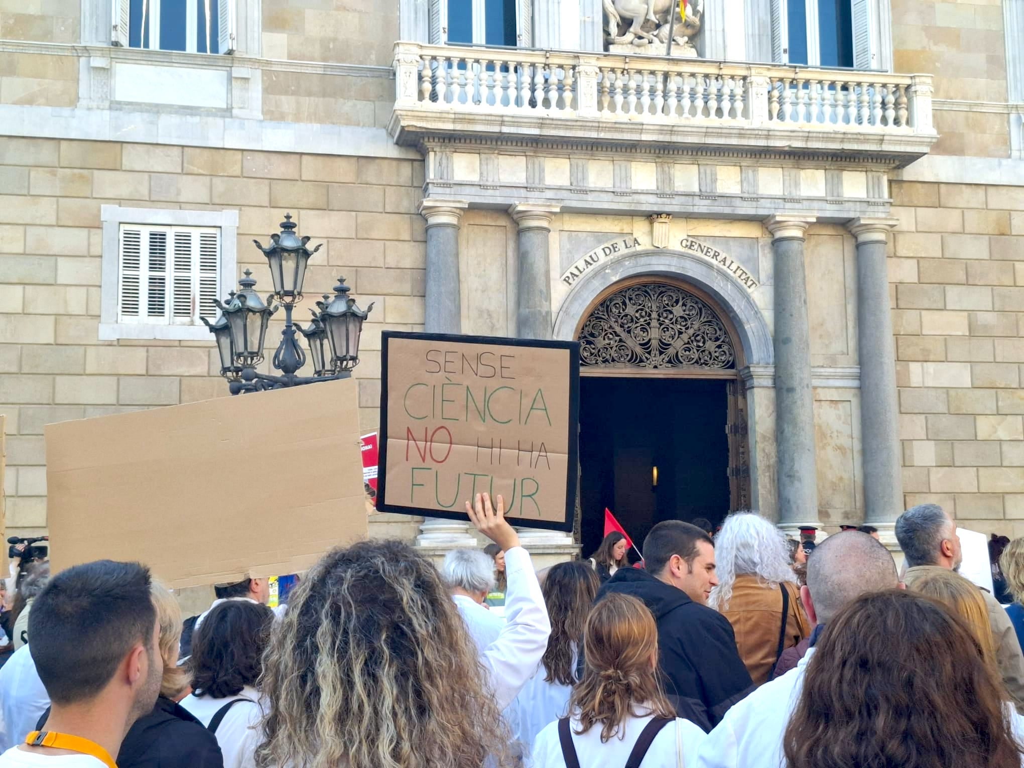 Imatge d'un cartell durant la protesta docent contra la fusió de matèries de ciències a batxillerat / Gerard Mira