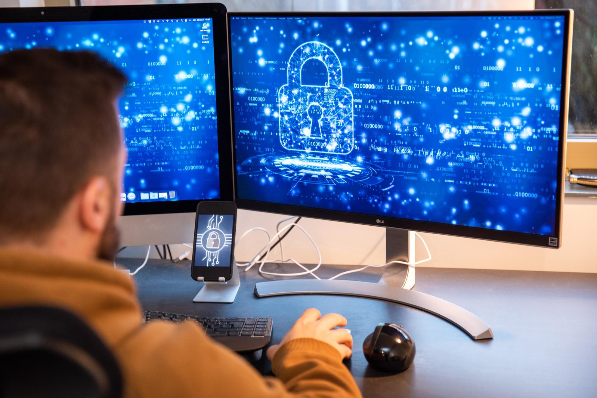Un informàtic controla els atacs amb spyware/UEPress