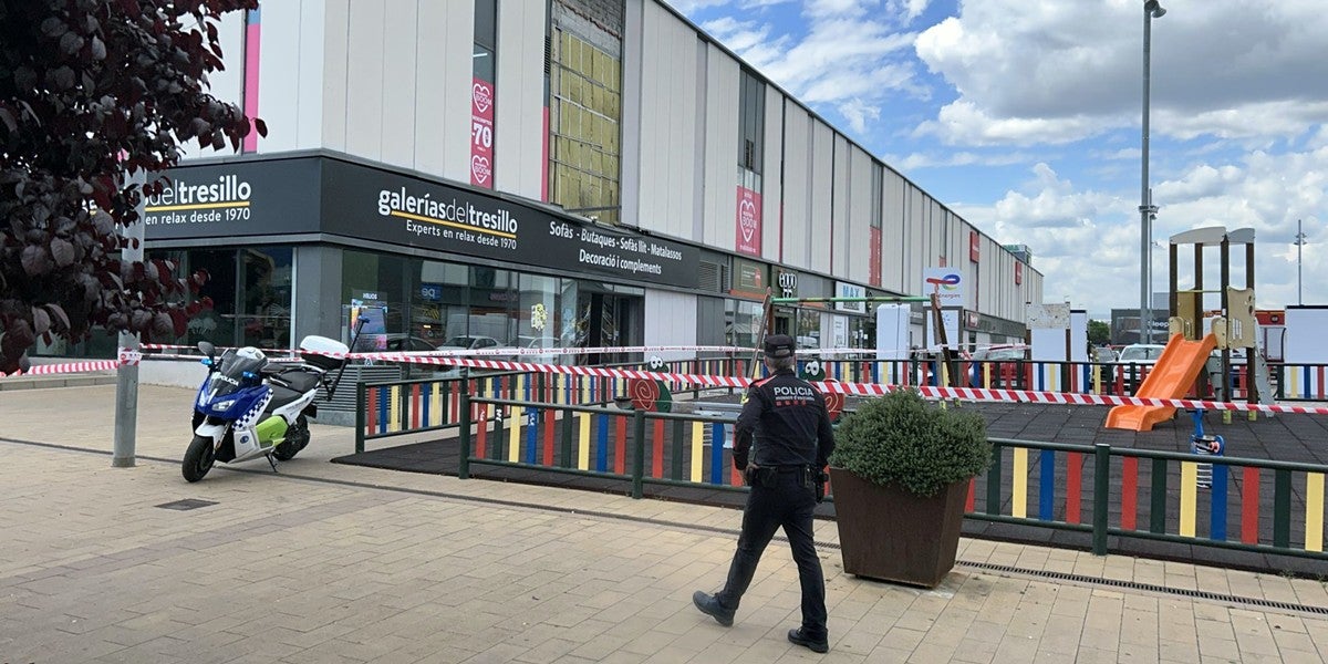 Agentes de los Mossos en el centro comercial Via Sabadell