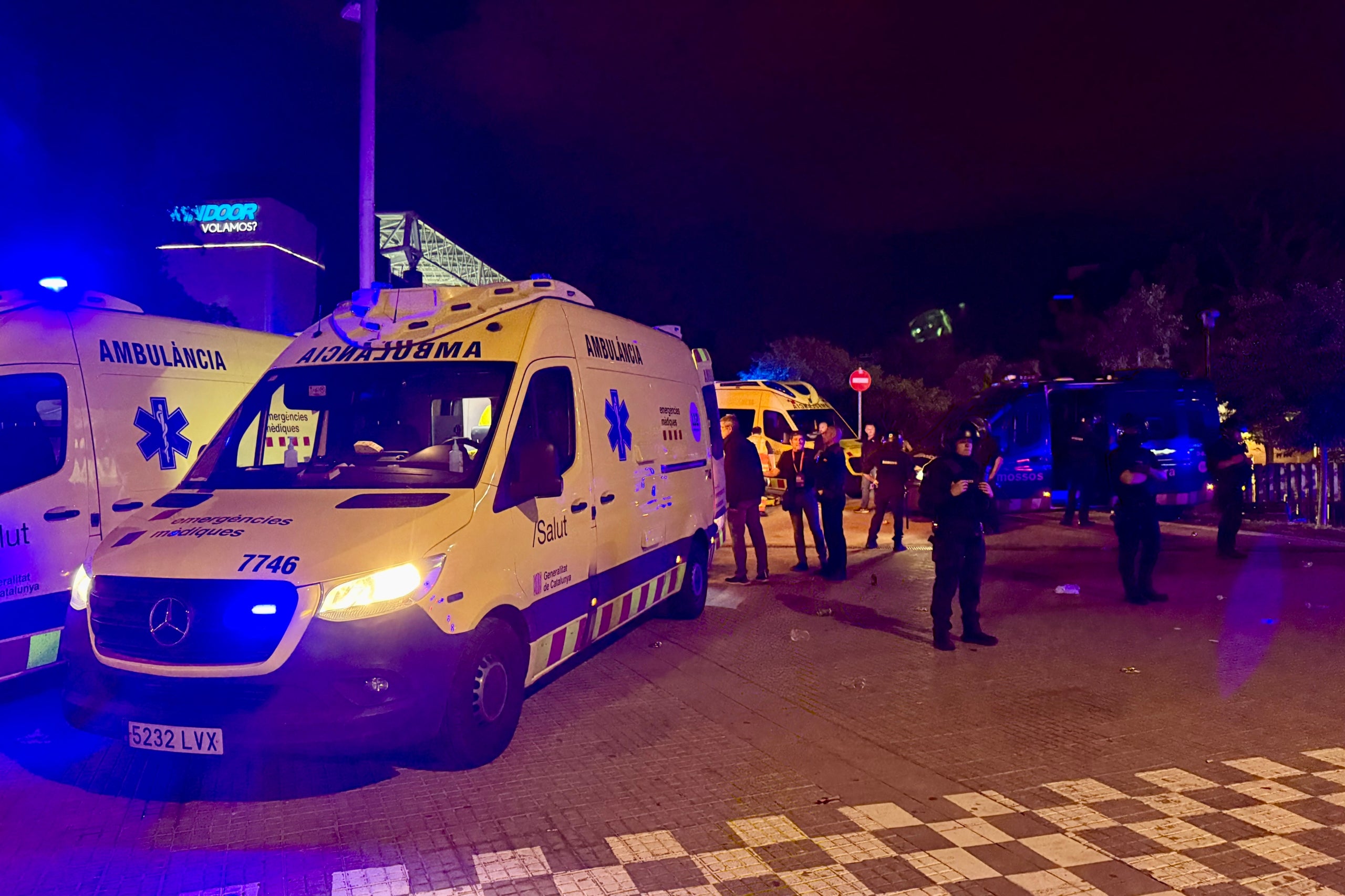 Ambulàncies del SEM i efectius dels Mossos en una imatge d'arxiu | Albert Segura Lorrio / ACN