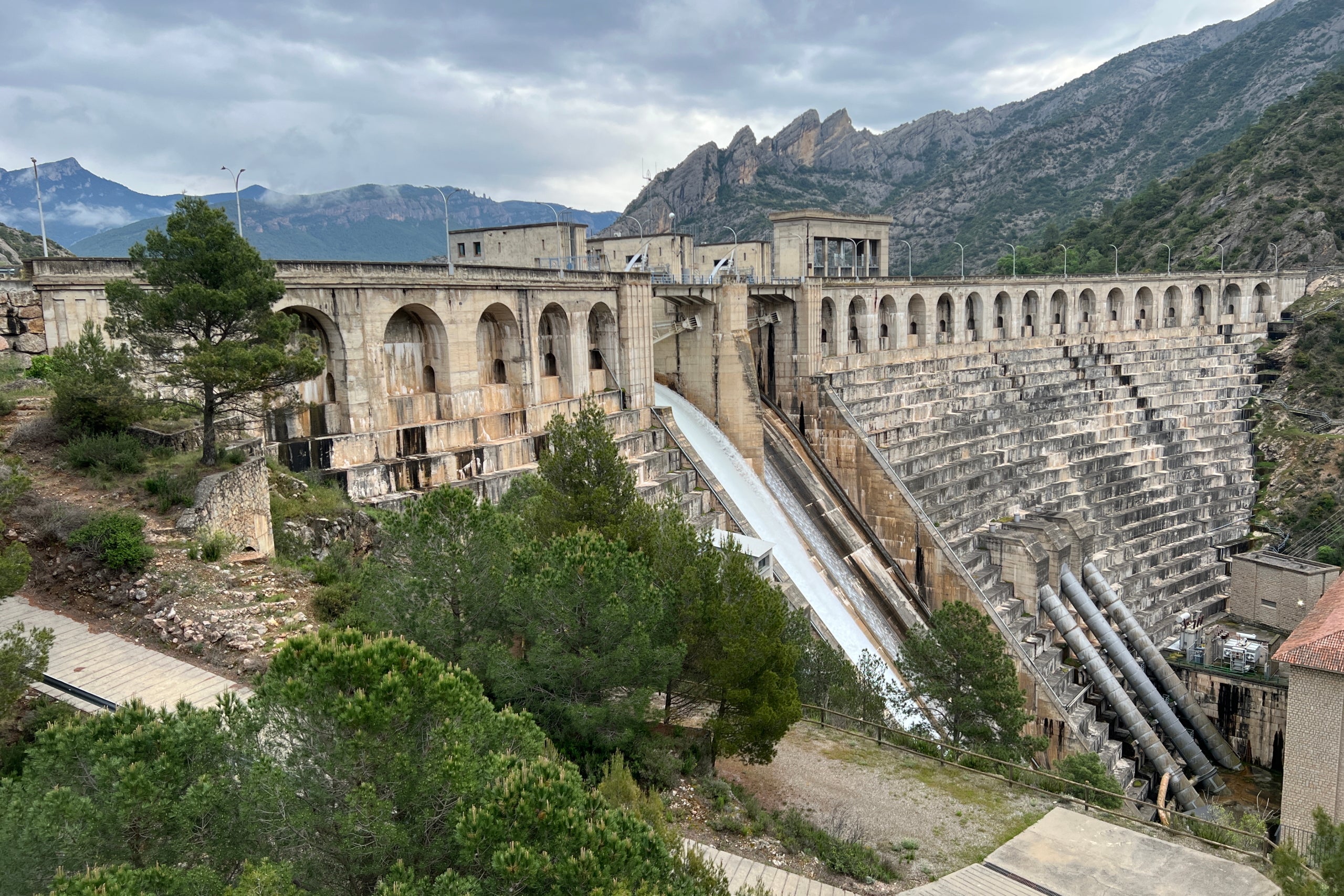 La presa d'Oliana (Alt Urgell), desembassant aigua | Albert L. Cobo (ACN)